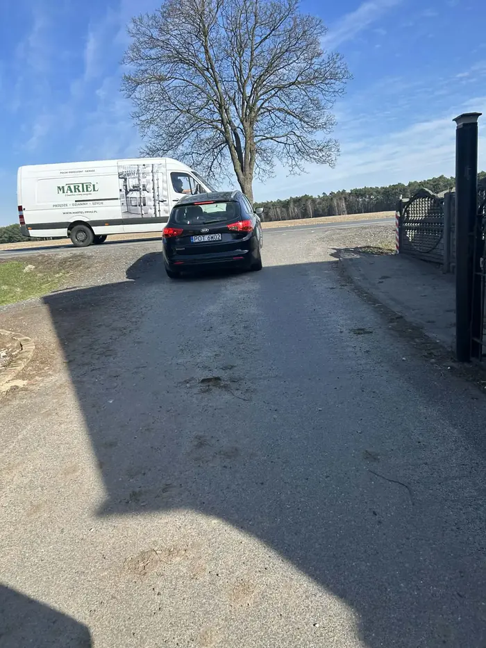 Bezczelny typ wjechał sobie na prywatną posesję z rozpędu nawrócił i pojechał dalej. Cham i prostak nie pozdrawiam