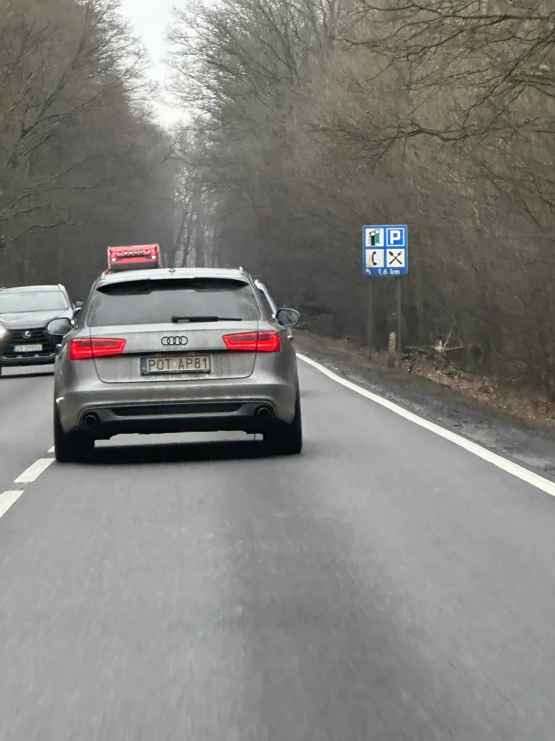 Wyprzedzanie na podwójnej ciągłej Ściganie się z kolegą w czarnym A6 (nie zdążyłem złapać rejestracji) Wyprzedzanie z ryzykiem czołowego zderzenia Dzwoniłem na Policję w okolicy Antonina i dupa, nie zatrzymali pirata