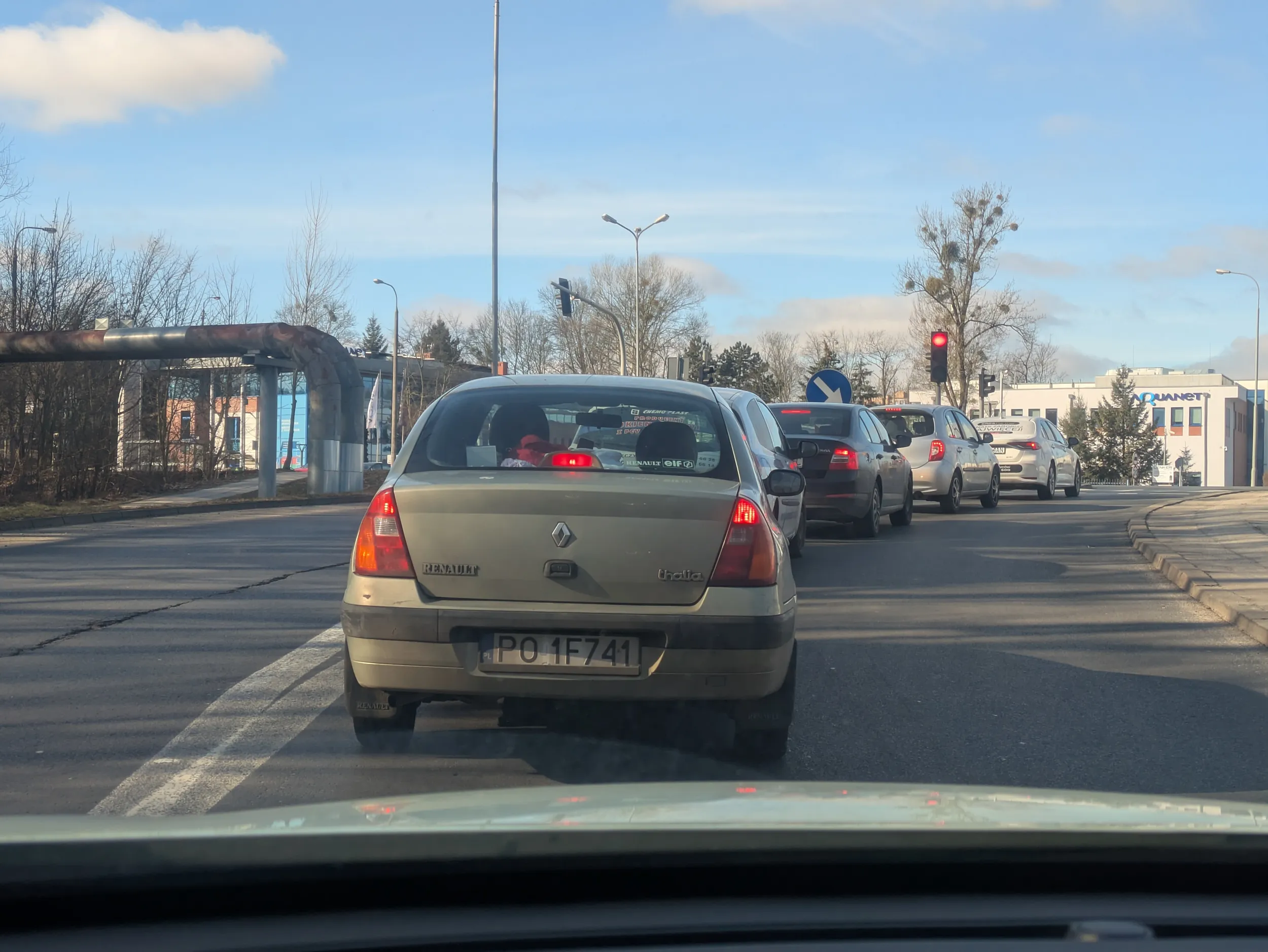 Ograniczenie 50kmh, u mnie tempomat 53kmh, tuz przed zakrętem 90stopni z ograniczeniem 40kmh qw lewym lusterku nadjeżdża ona! Podwójna ciągła to dla niej pikuś.