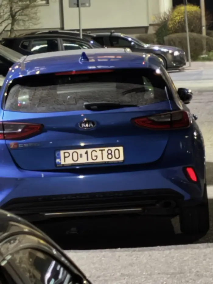 Naucz się parkować tak zaparkowałeś że żaden samochód nie może przejechać a co karetka albo straż pożarna