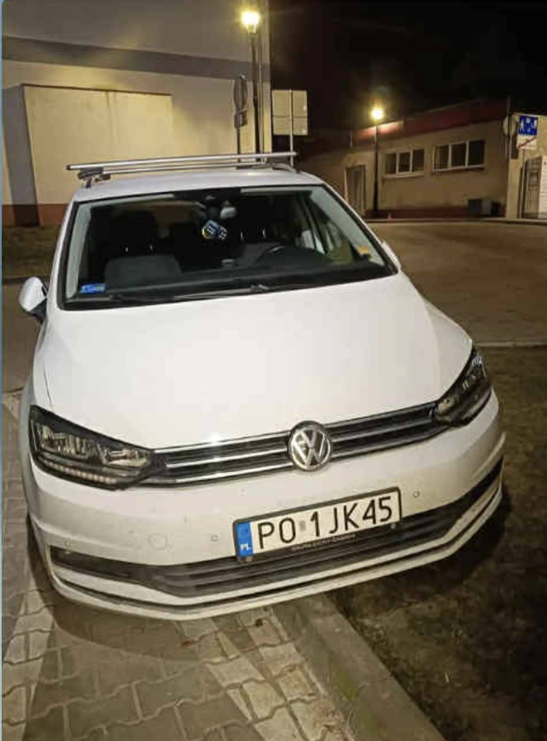 Blokuje wejście ewakuacyjne do biedronki przy Galerii Starówka w Lesznie. Szkoda kasy na parking podziemny lepiej stanąć na zakazie. A Leszczyńska Straż Miejska nic z tym nie robi...