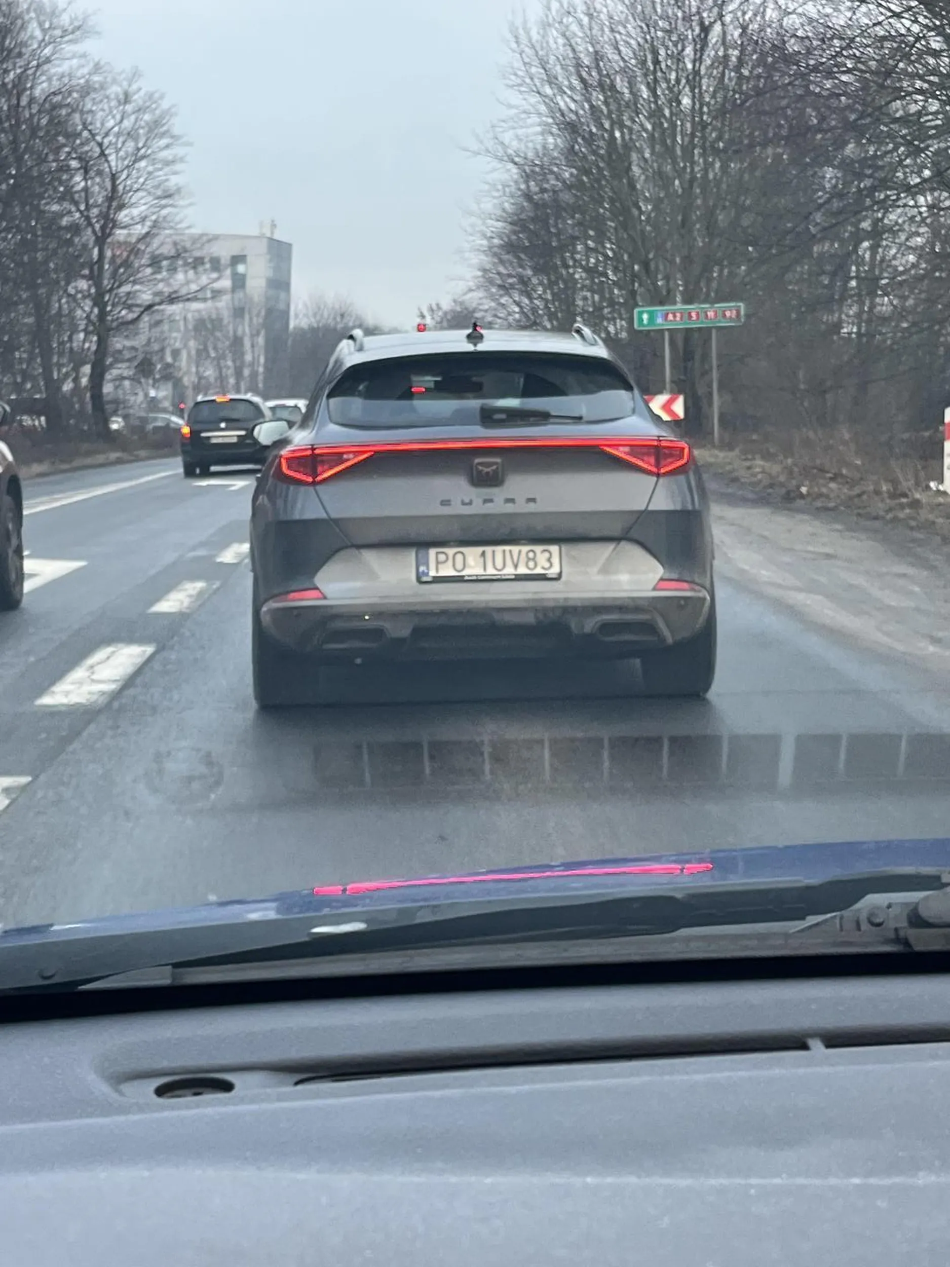 Kretynie, następnym razem jak będziesz znów chciał się wepchać to uwazaj.