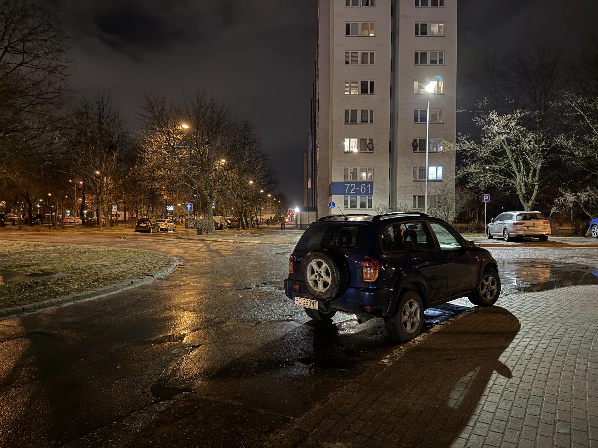 Auto zgłoszone na straż miejską, od samego rana utrudnia wjazd na osiedle.