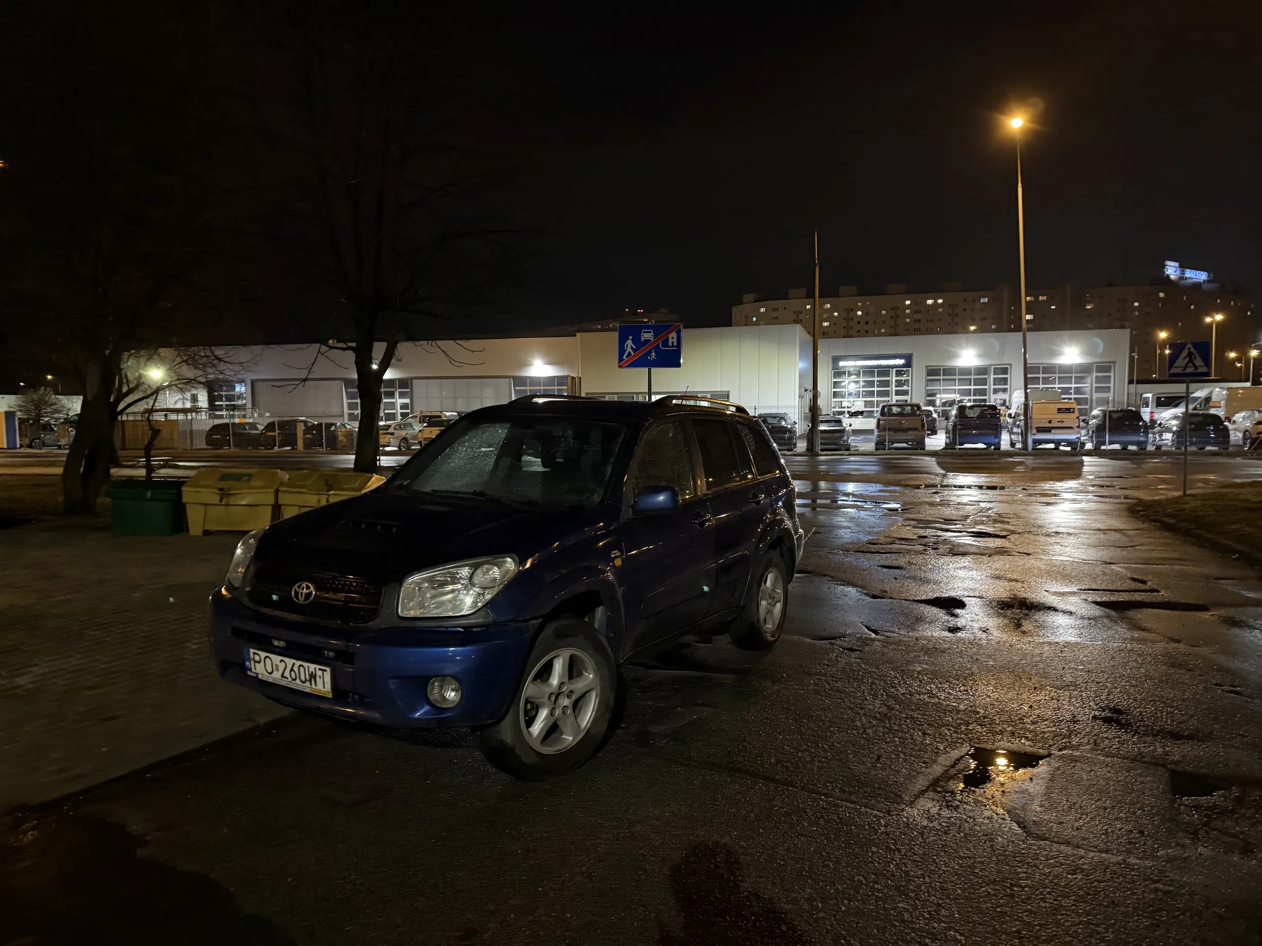 Auto zgłoszone na straż miejską, od samego rana utrudnia wjazd na osiedle.