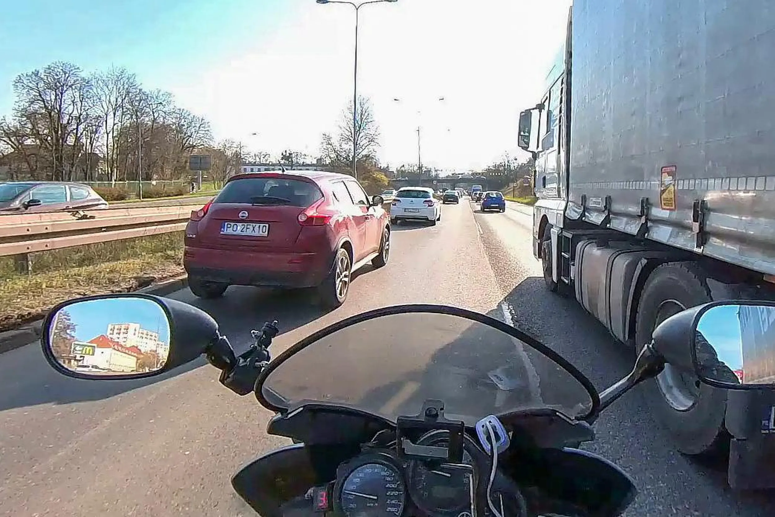 Uprzejmy kierowca względem motocyklistów - patrzy w lusterka, obserwuje drogę i robi miejsce, żeby się nam jechało sprawnie i bezpiecznie. Dziękuję i LwG!