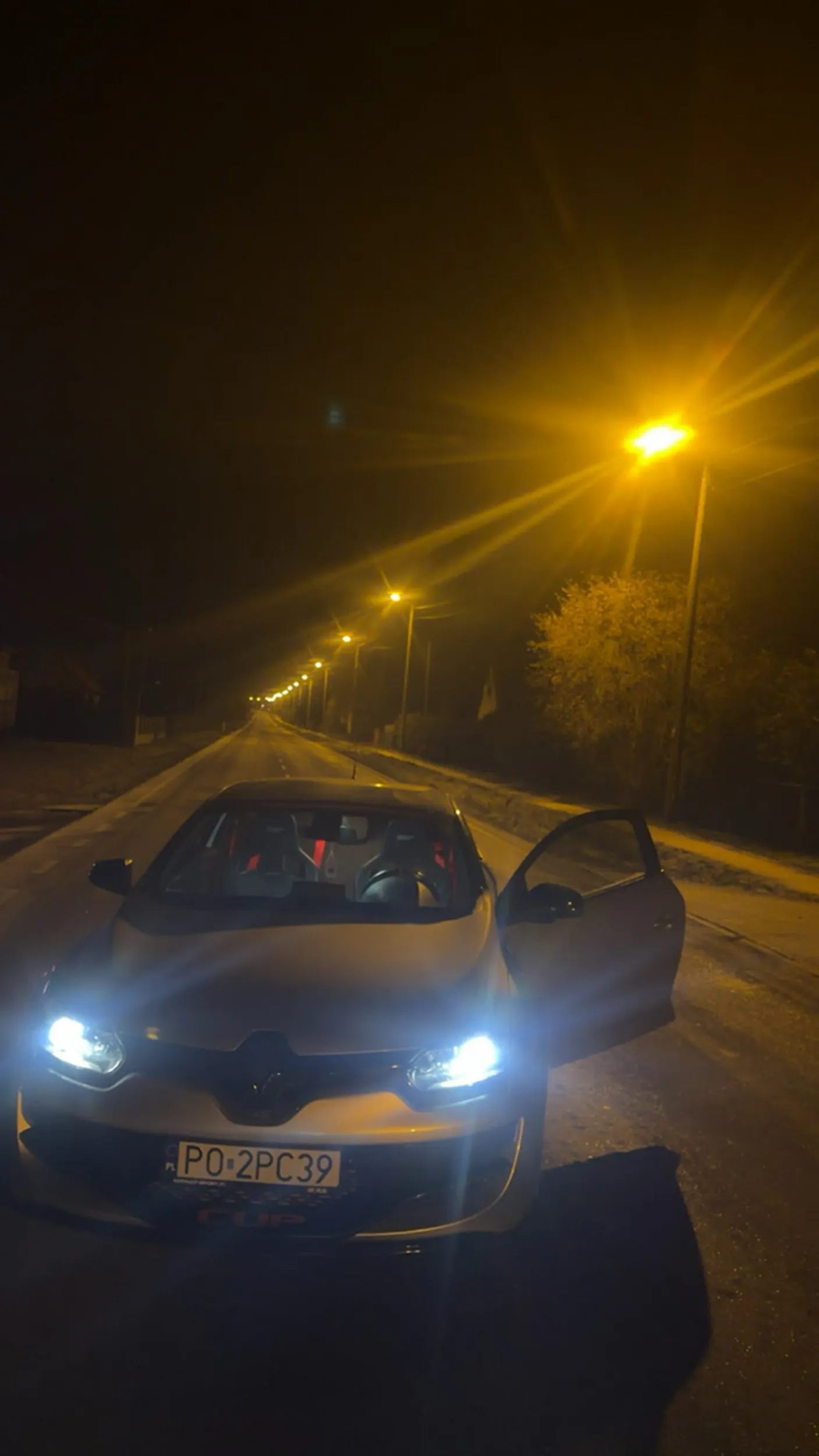 zostawia auto z odpalonym silnikiem na glownej drodze po czym wchodzi za czyjąś brame i nie wraca przez 20 minut