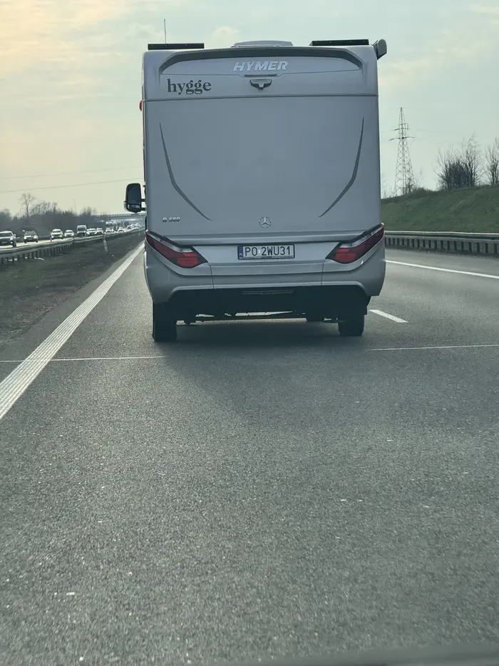 Jedzie tym kamperem 80-90kmh lewym pasem na A2 podczas gdy jest prawy wolny, woli żeby to ludzie prawym brali, sam nie zjedzie.