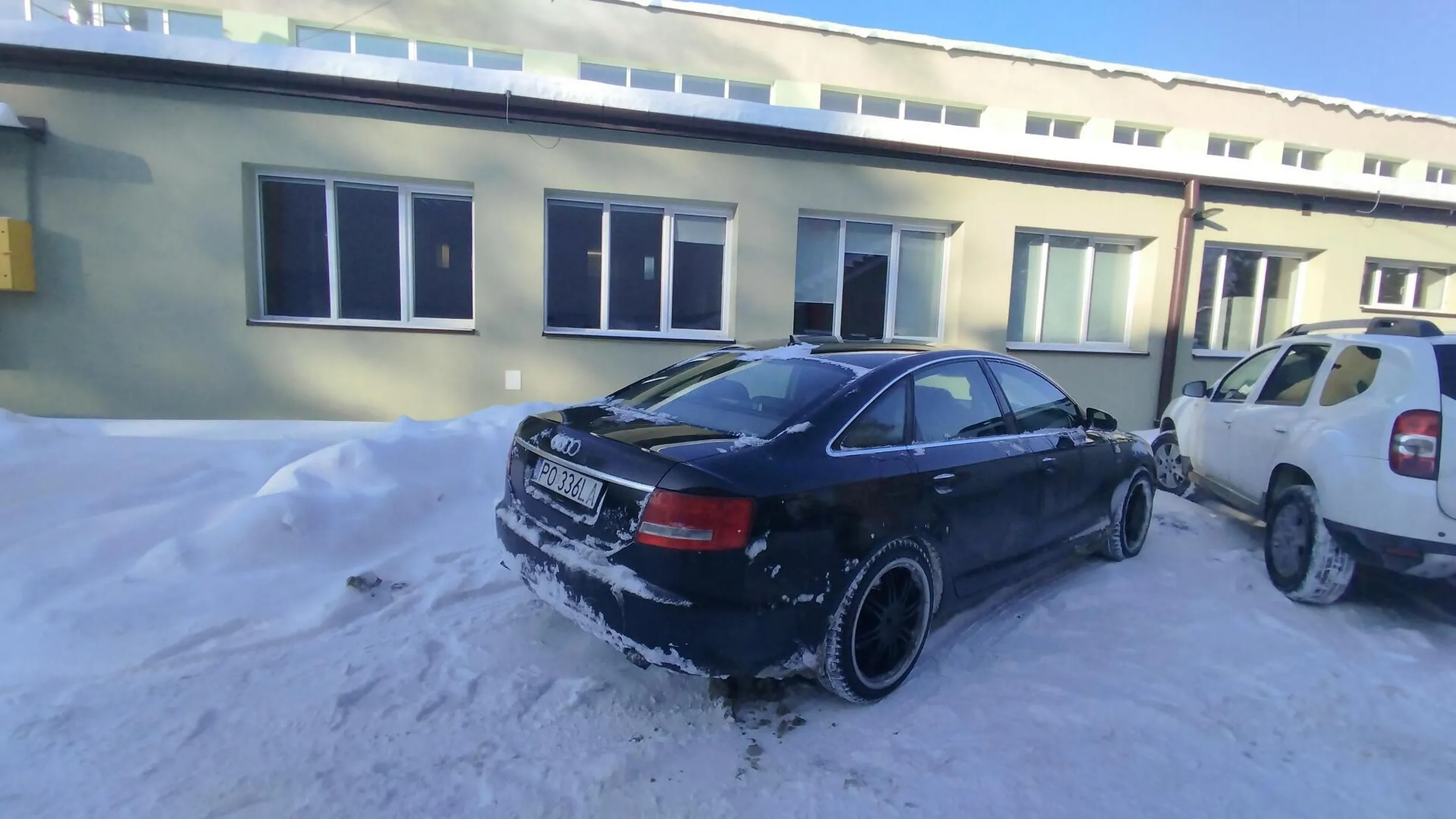 Parkuje pod szkołą jak zjeb zajmuje 3 miejsca parkingowe nie pozdrawiam.