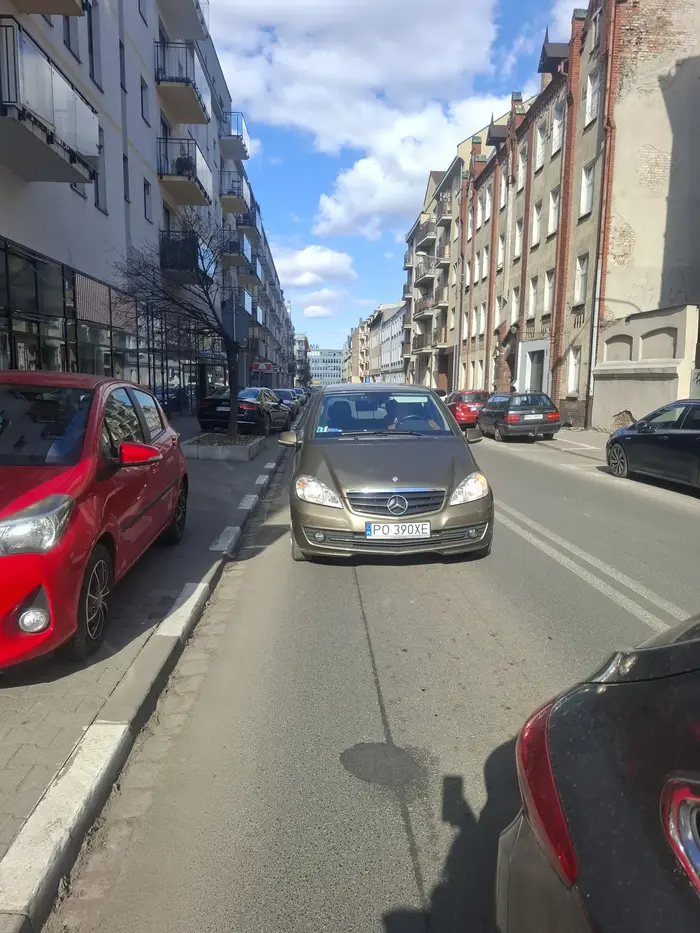Pani włączając sie do ruchu nie patrzy w lusterka.  O mały włos nie wjechała mi w auto. Myślę ze w takim wieku nie powinna prowadzić pojazdu ponieważ nie wie co robi. Nieodpowiedzialna osoba która naraża innych kierowców