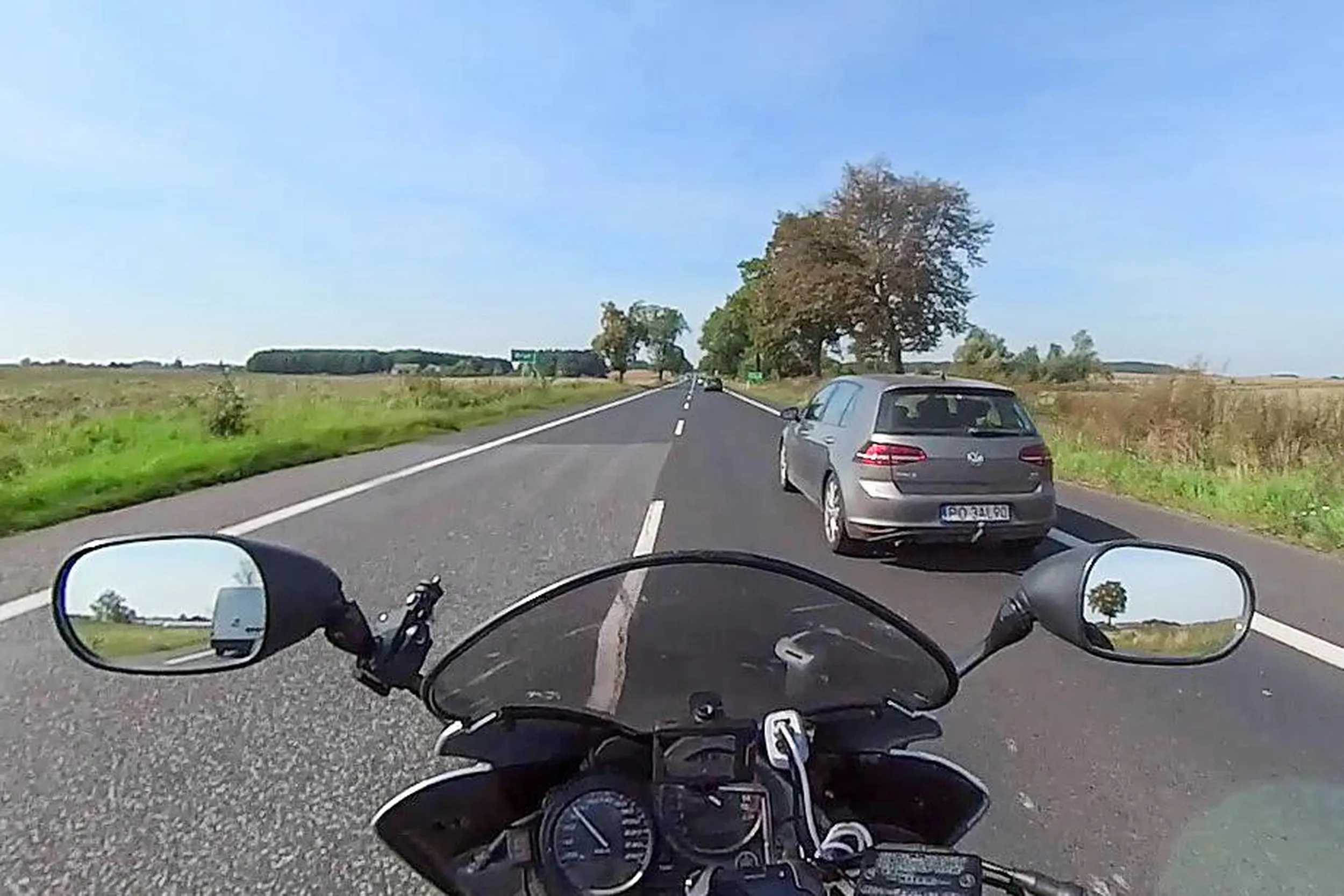 Uprzejmy kierowca względem motocyklistów - patrzy w lusterka, obserwuje drogę i robi miejsce, żeby się nam jechało sprawnie i bezpiecznie. Dziękuję i LwG!