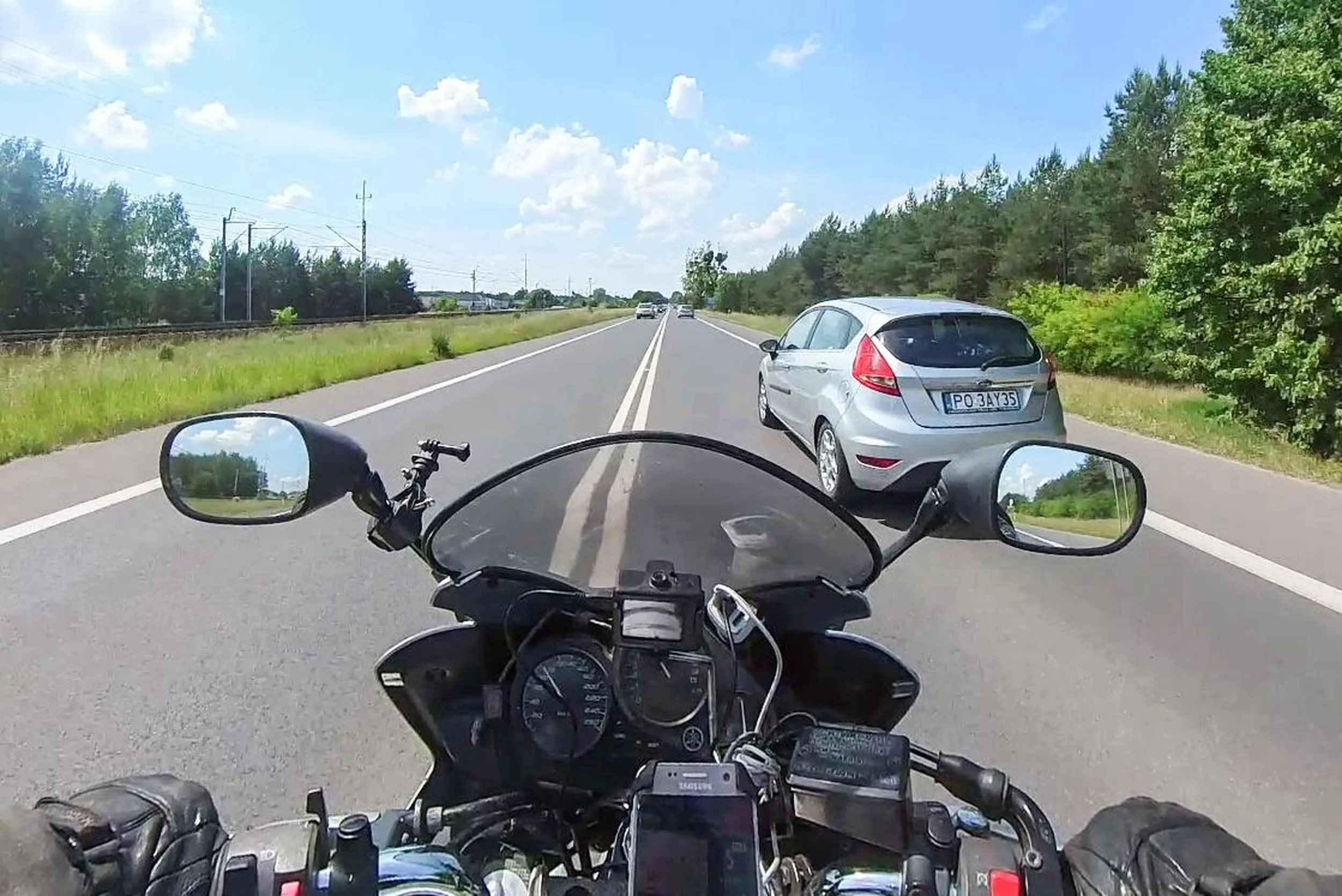 Uprzejmy kierowca względem motocyklistów - patrzy w lusterka, obserwuje drogę i robi miejsce na drodze, żeby się nam jechało sprawnie i bezpiecznie. Dziękuję i LwG!