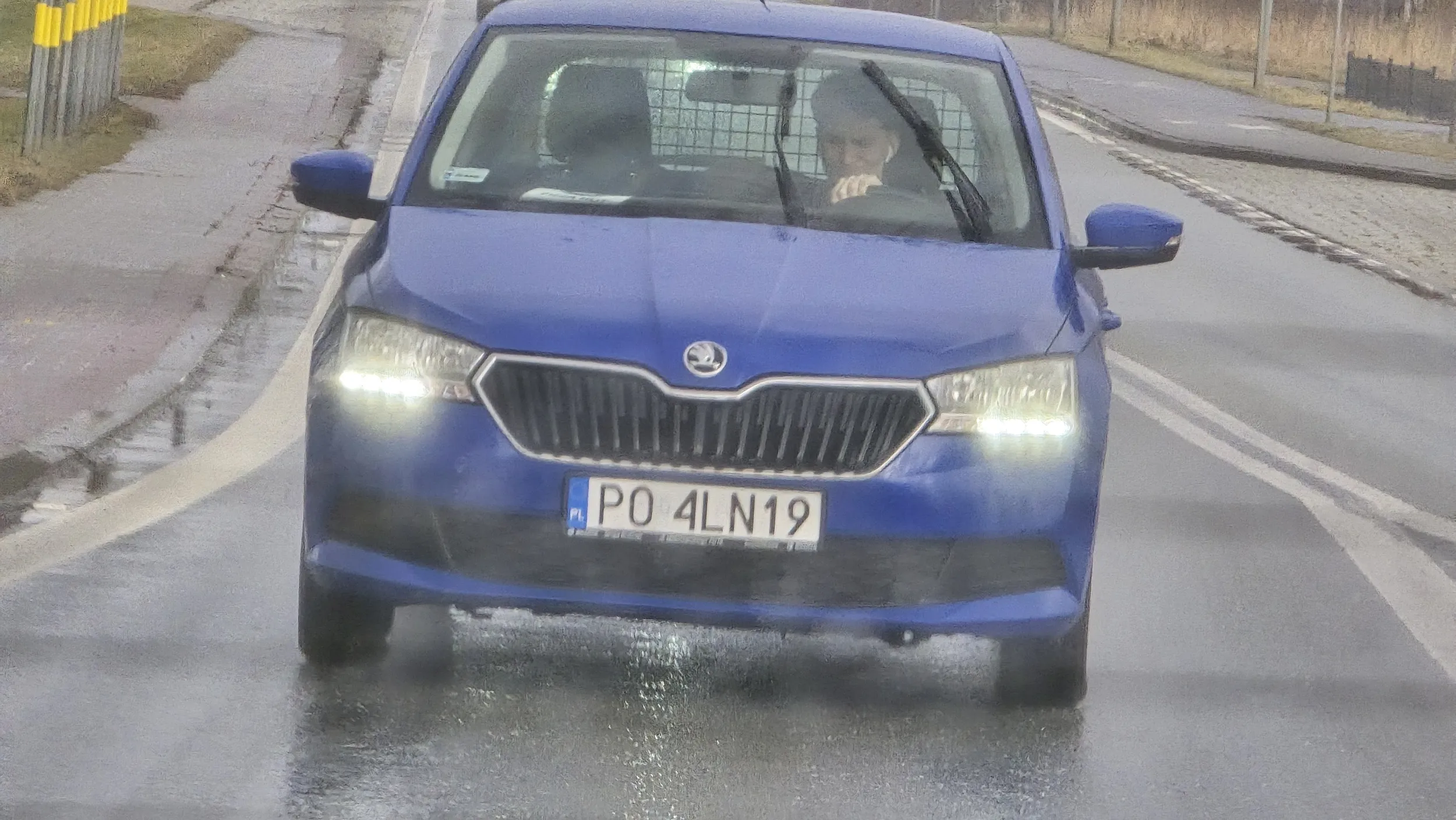 Gościu trzyma się dupy, ledwo wyhamowuje, do tego klika telefonem i ma słuchawki w uszach. Paranoja!!!