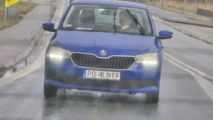 Gościu trzyma się dupy, ledwo wyhamowuje, do tego klika telefonem i ma słuchawki w uszach. Paranoja!!!