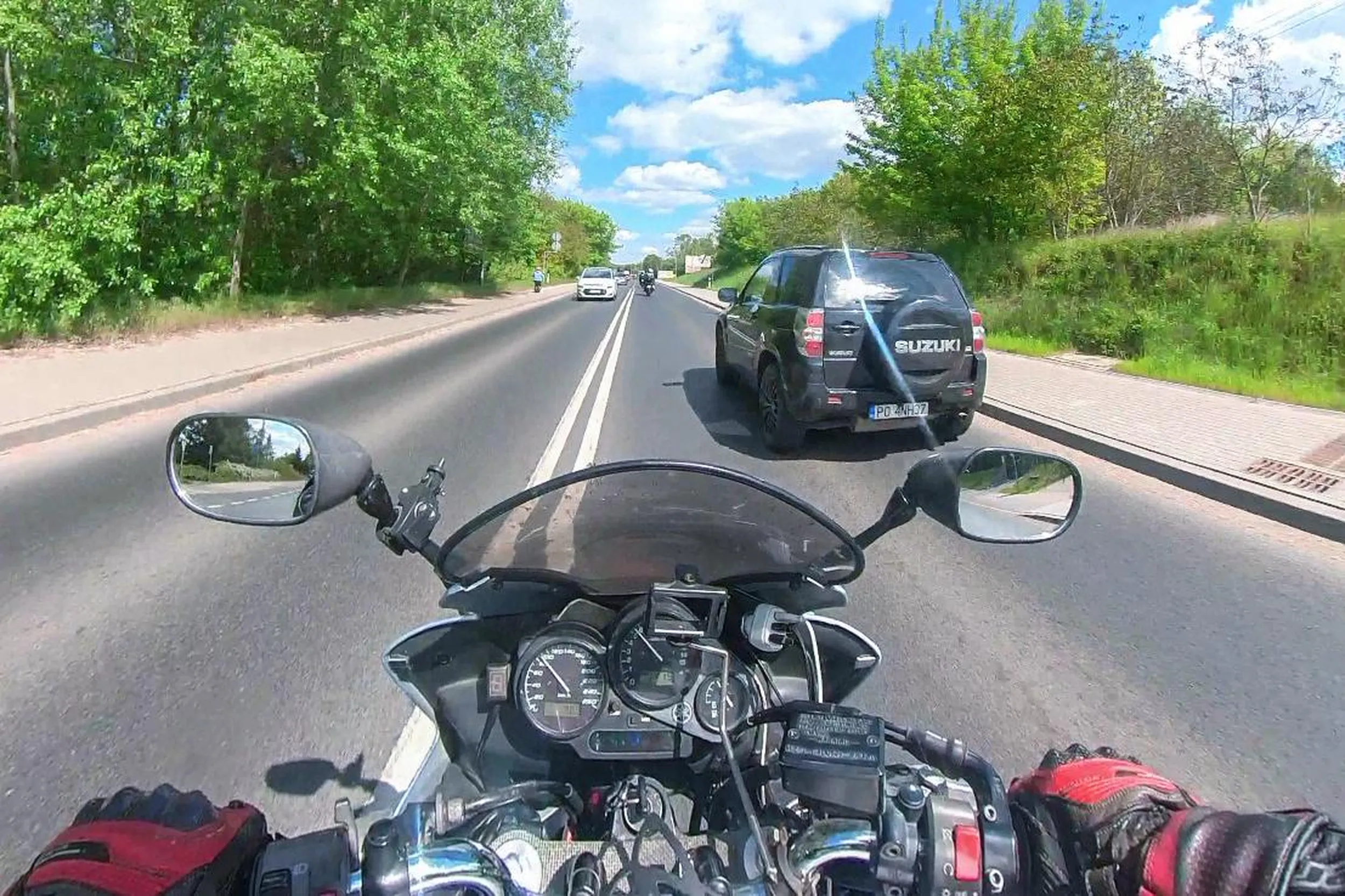 Uprzejmy kierowca względem motocyklistów - robi miejsce na drodze, żeby się nam jechało sprawnie i bezpiecznie. Dziękuję i LwG!