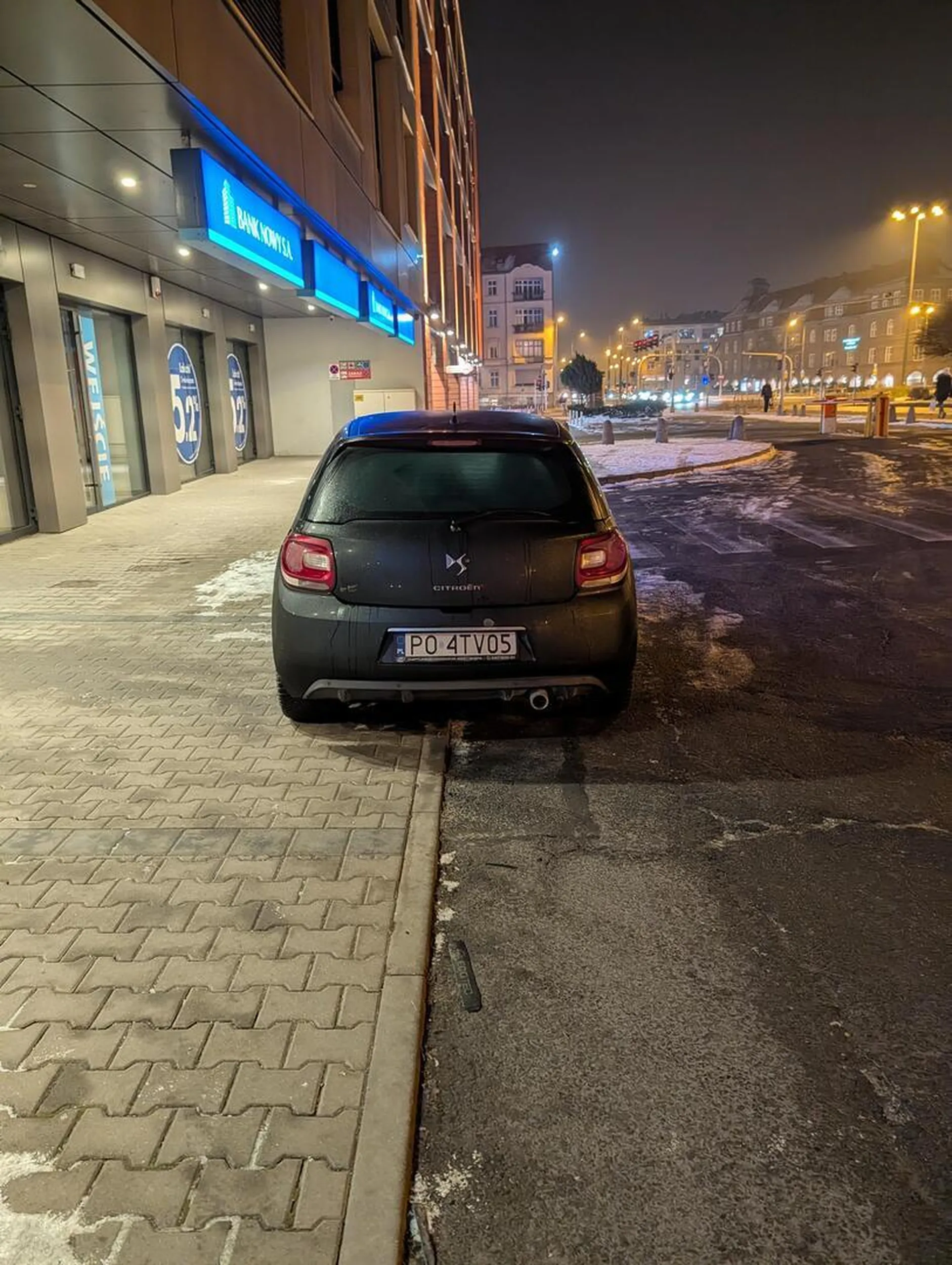 Zostawił/a samochód z psem w środku i zastawił/a wjazdjd do bramy