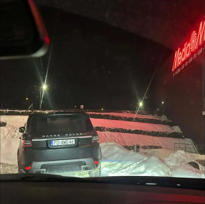 Nadal się nie nauczył parkować