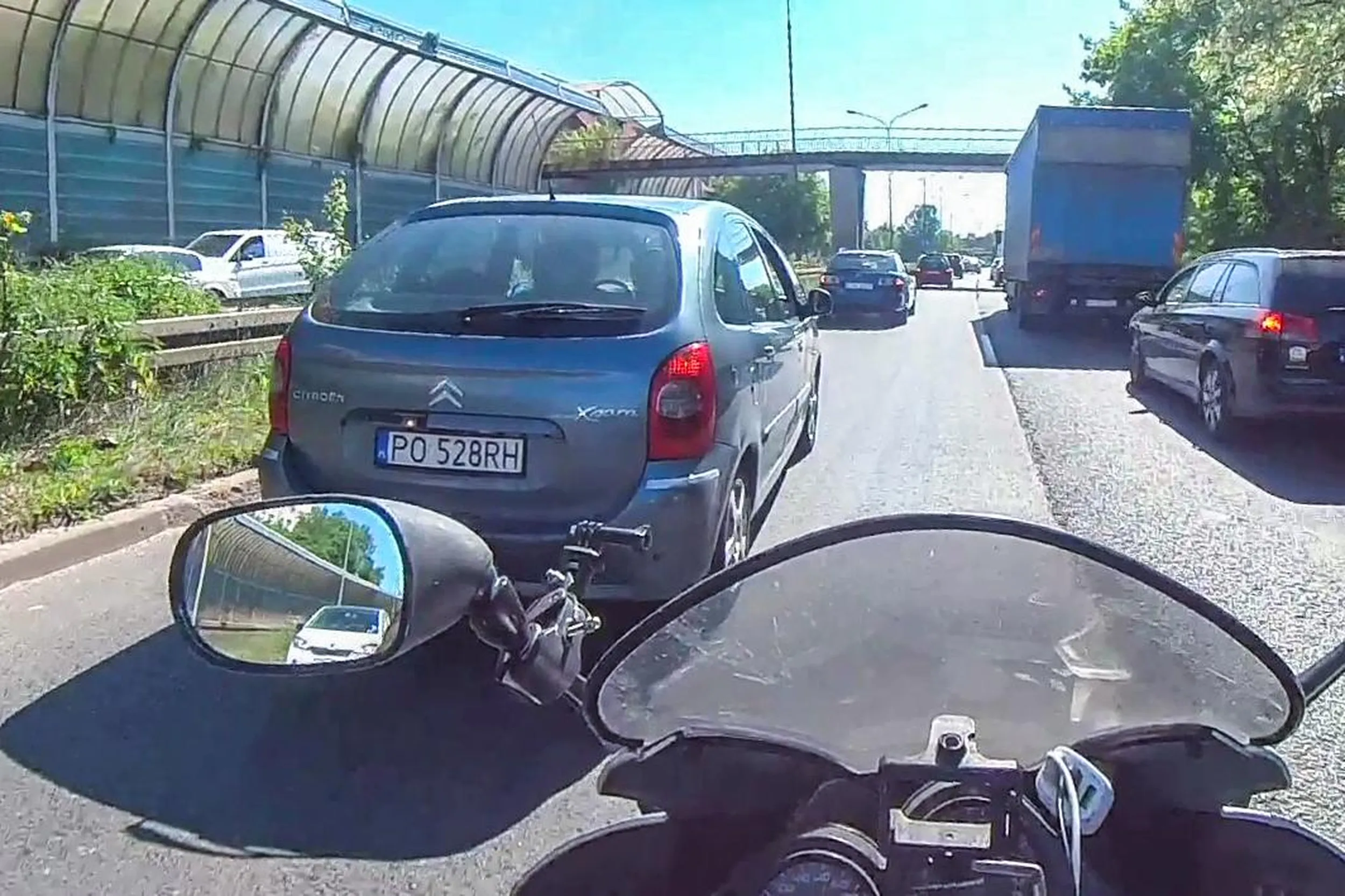 Uprzejmy kierowca względem motocyklistów - patrzy w lusterka, obserwuje drogę i robi miejsce, żeby się nam jechało sprawnie i bezpiecznie. Dziękuję i LwG!