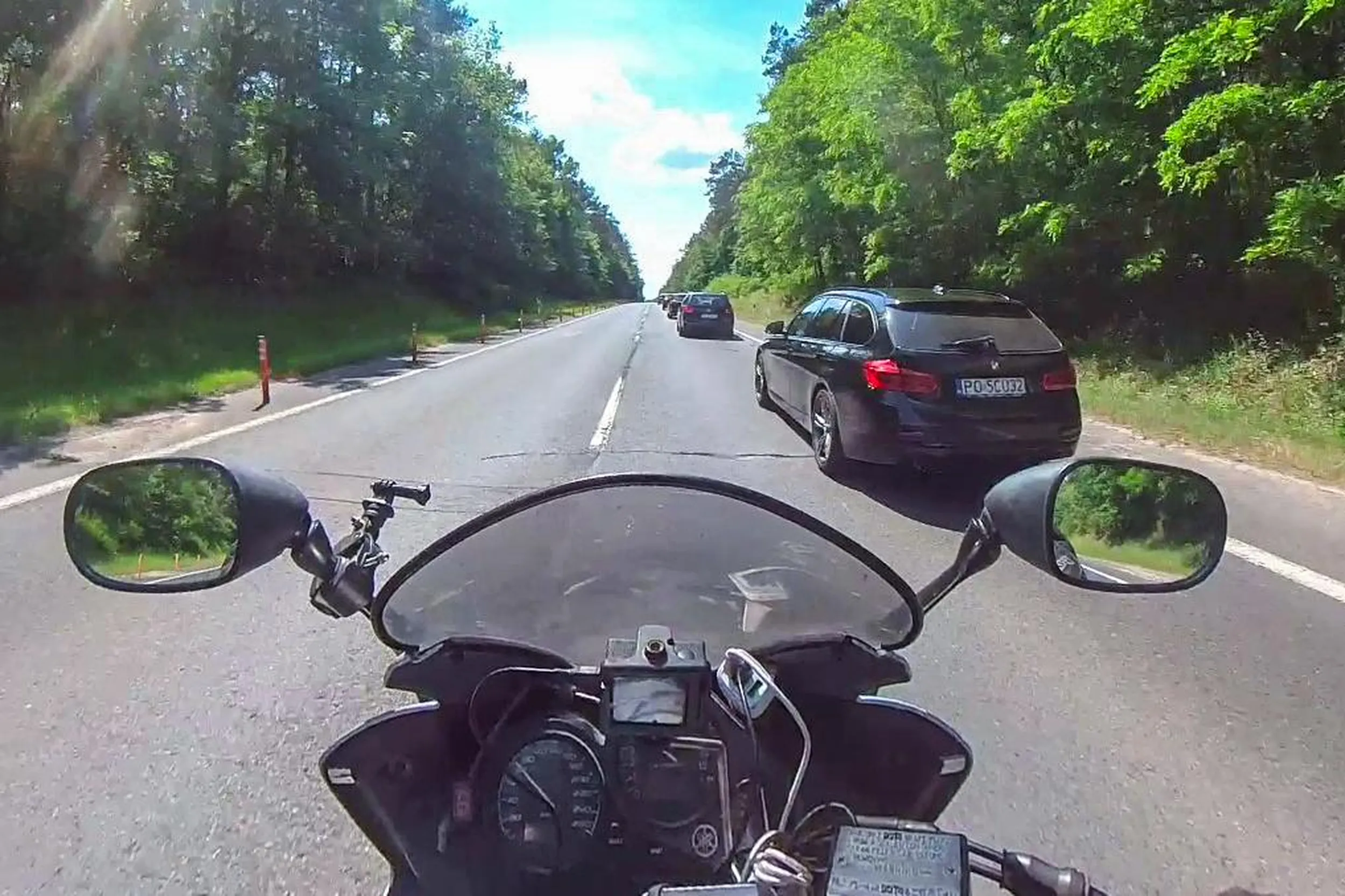 Uprzejmy kierowca względem motocyklistów - robi miejsce na drodze, żeby się nam jechało sprawnie i bezpiecznie. Dziękuję i LwG!