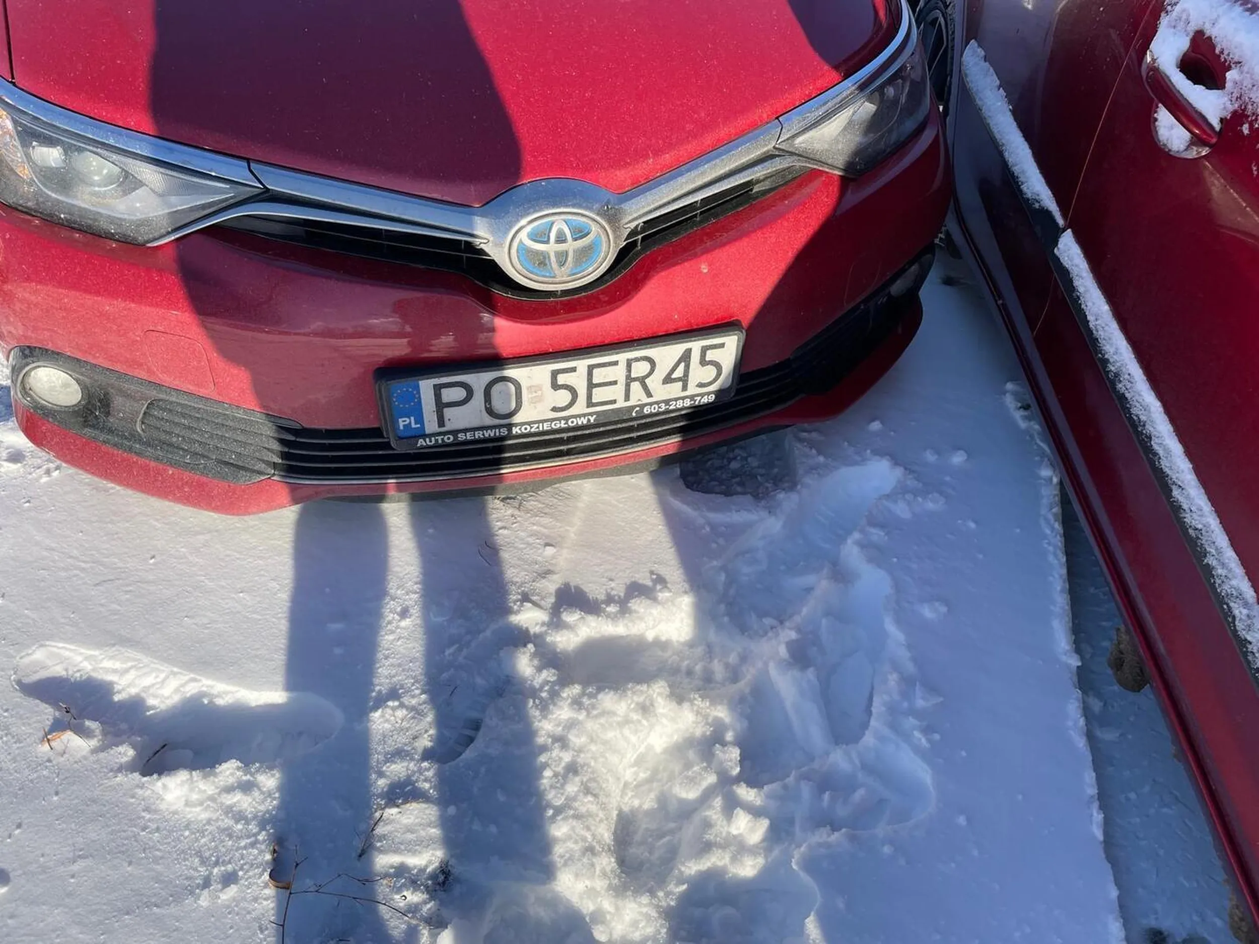 pusty parking a zastawia inne samochody