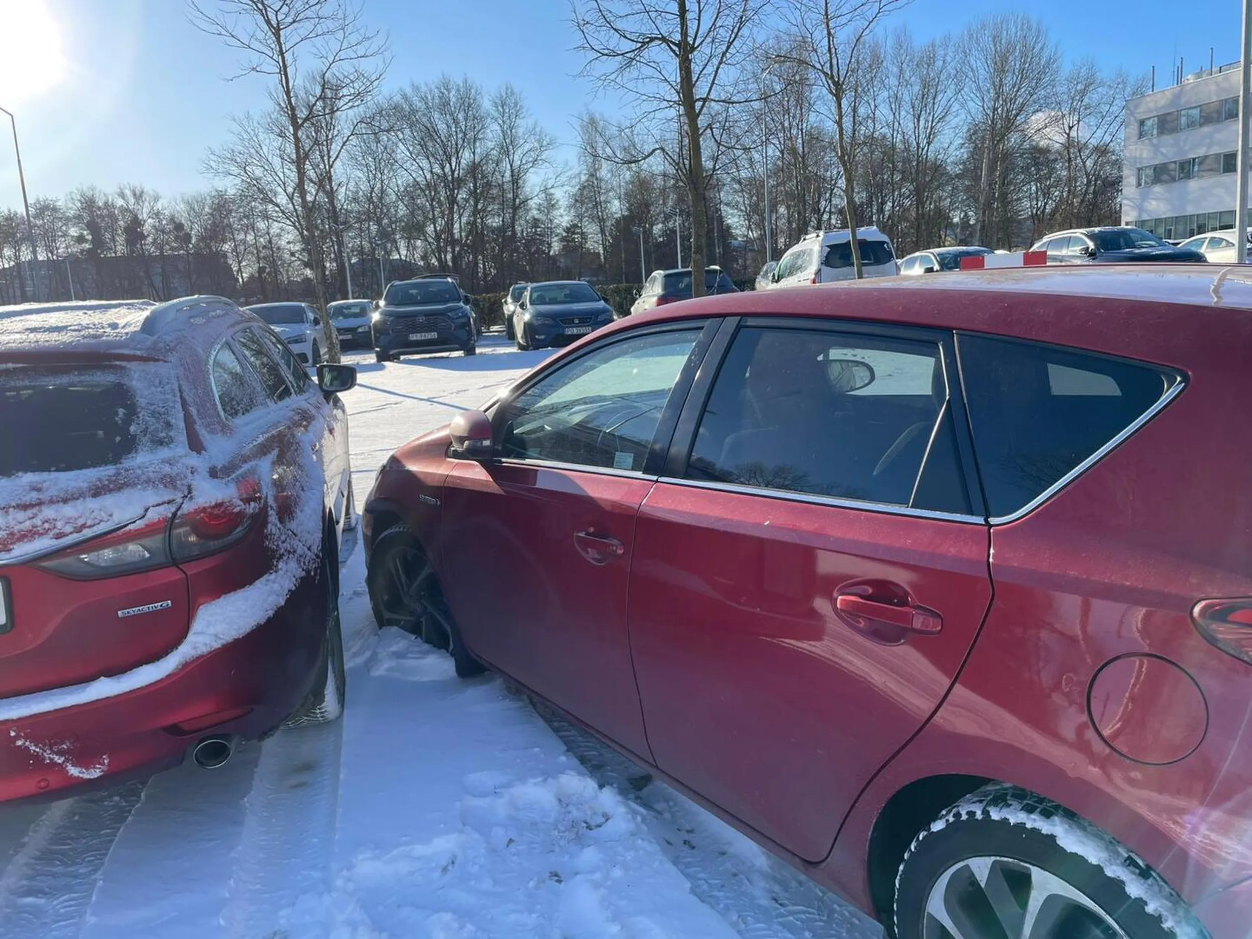 pusty parking a zastawia inne samochody