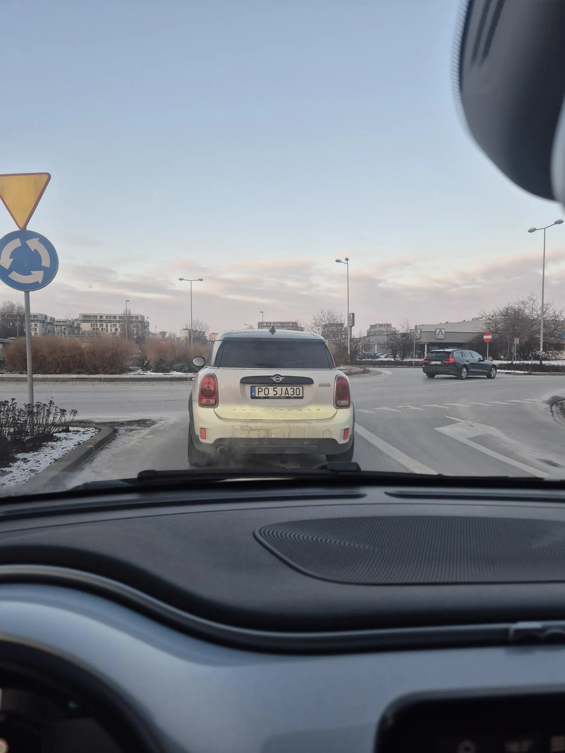 LYSY ŁEB KTORY WYMUSZA ODSZKODOWANIA