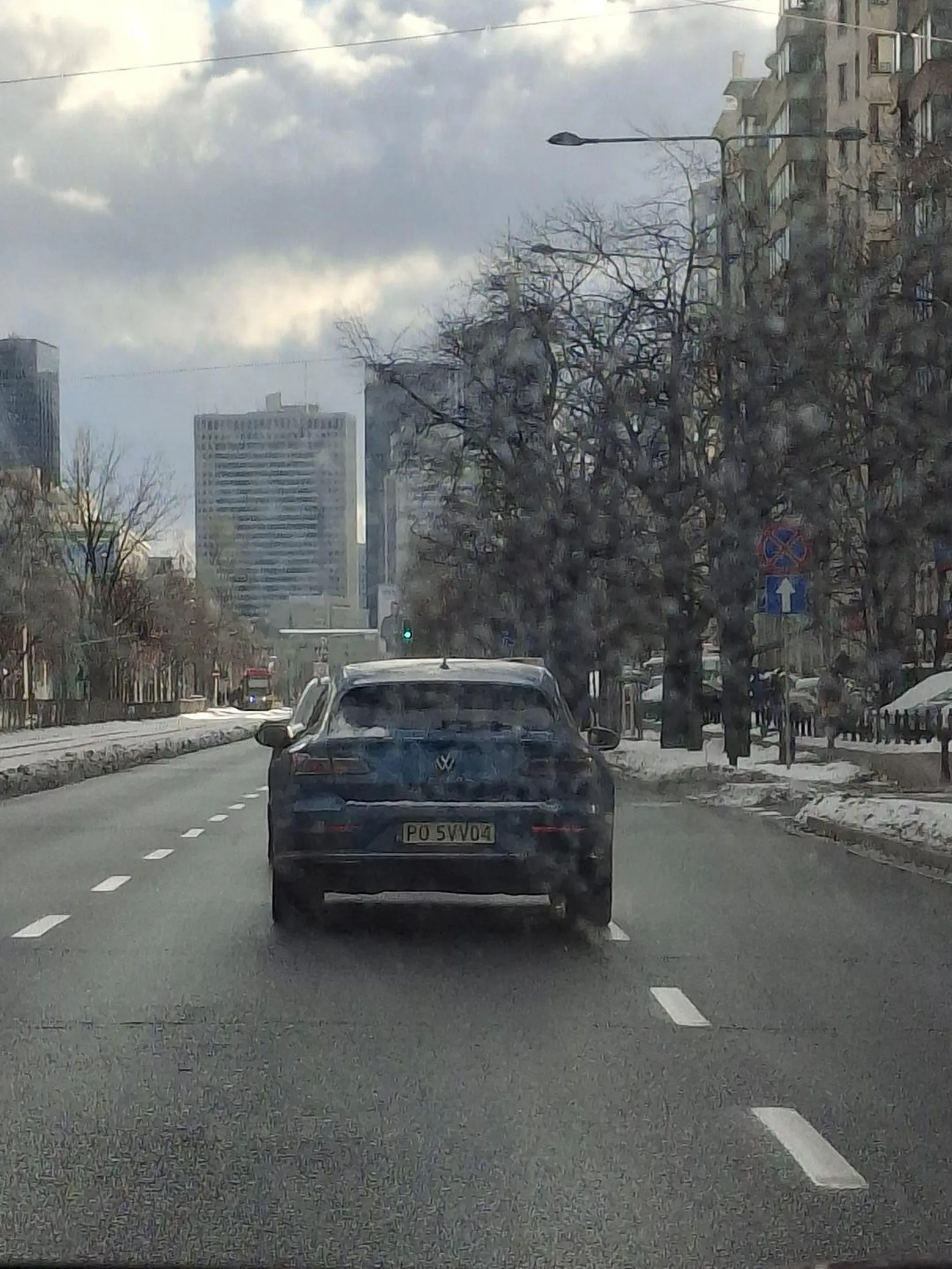 Zajeżdża drogę, skacze po pasach