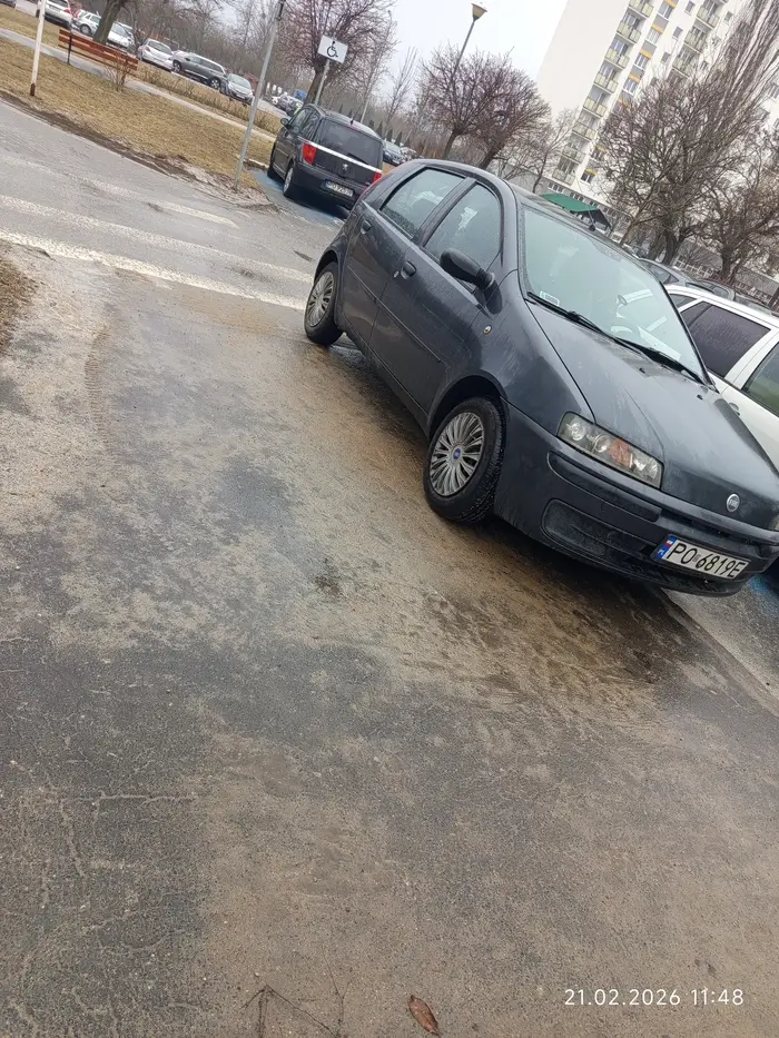 Parkowanie na chodniku i przejściu dla pieszych. Poznań osiedle Armii Krajowej