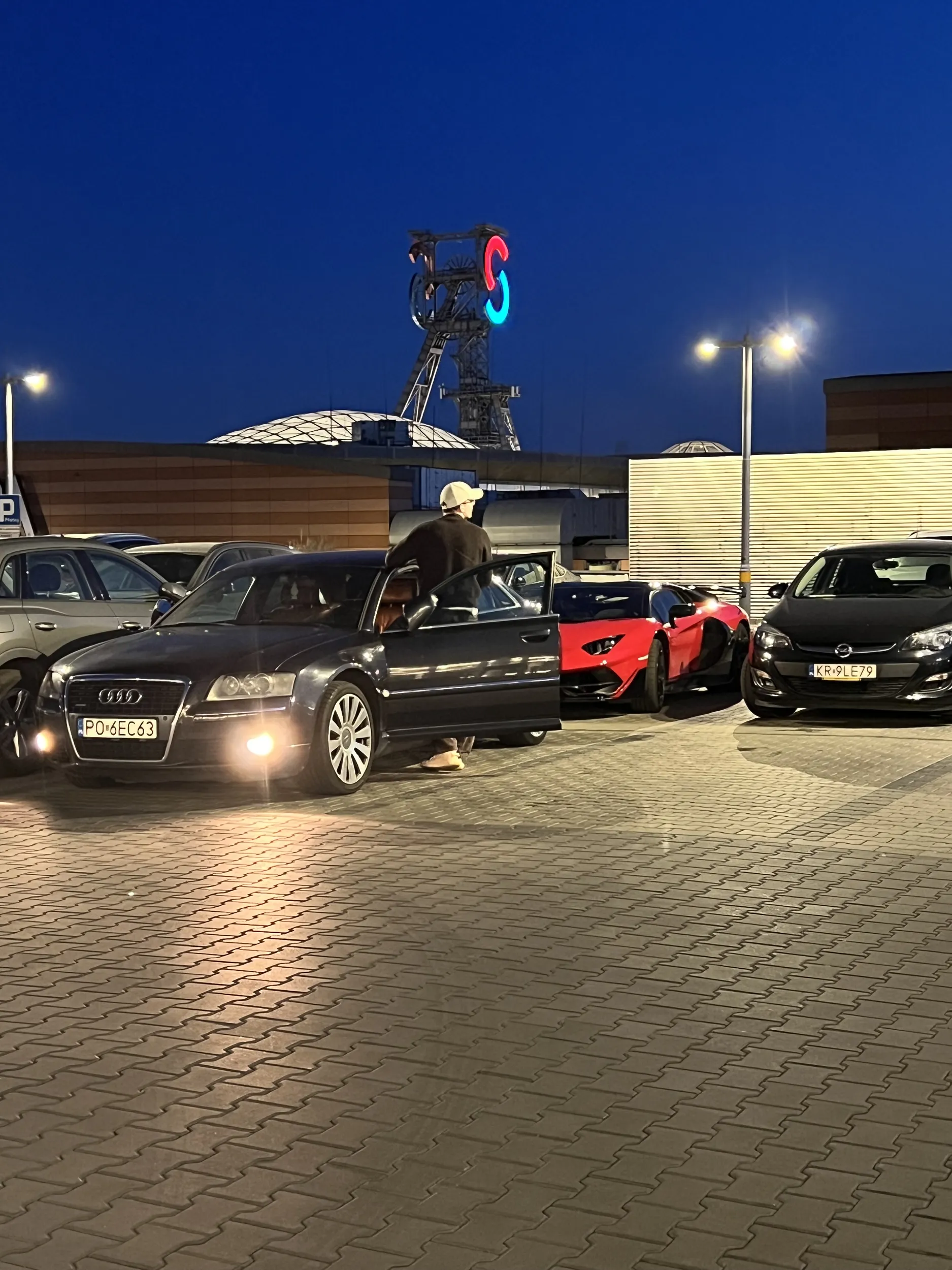 Gosc mial pelno innych miejsc parkingowych, na ktorych mogl zaparkowac, a on postanowil stanac centralnie przed hypercarem, aby zajawkowicze motoryzacji nie mogli porobic zdjec samochodu, i jeszcze stal w kadrze caly czas i wyzywal. Nie pozdrawiam kierowcy