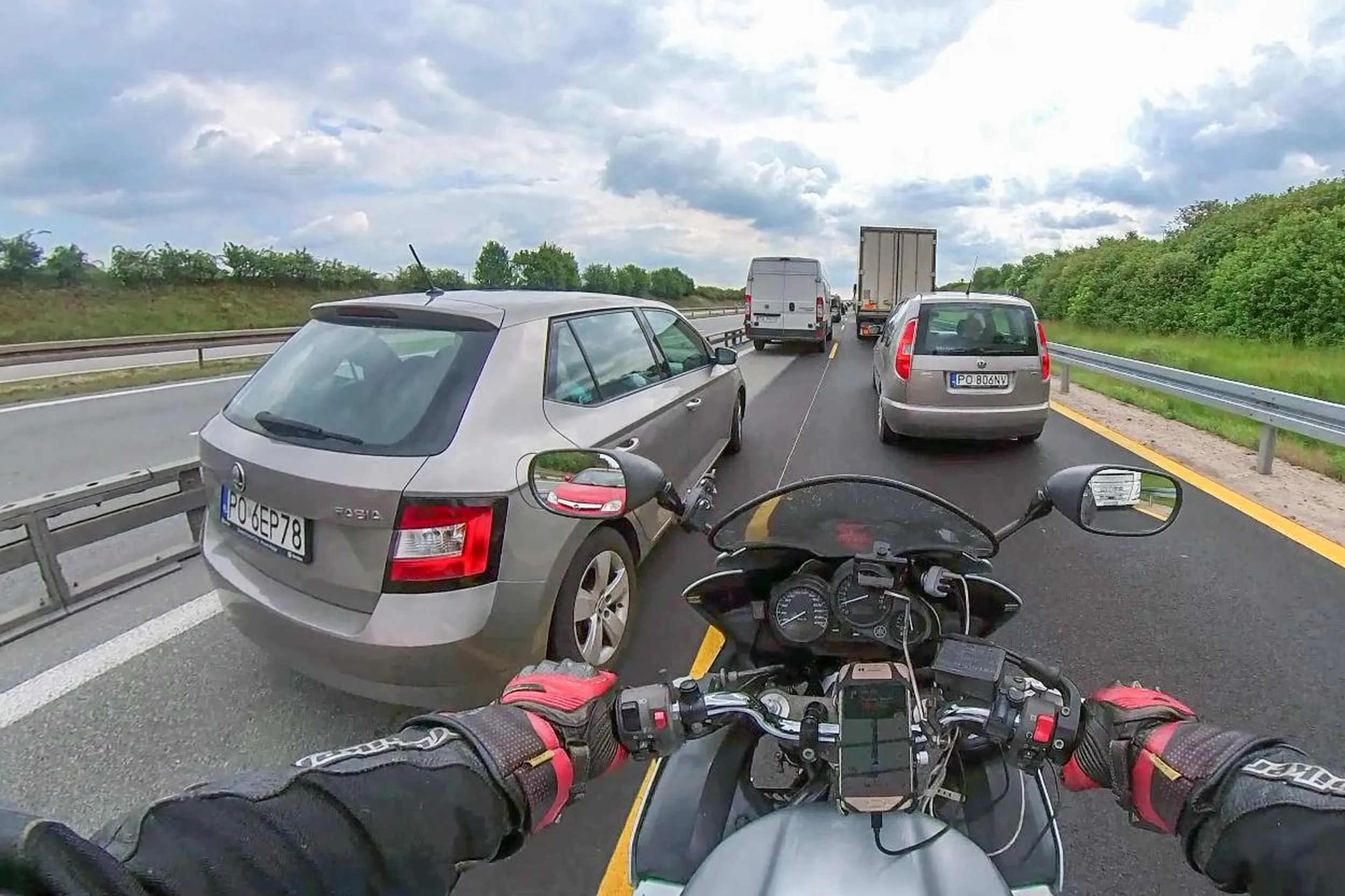 Uważny i uprzejmy kierowca względem motocyklistów - robi miejsce. Dziękuję i LwG!