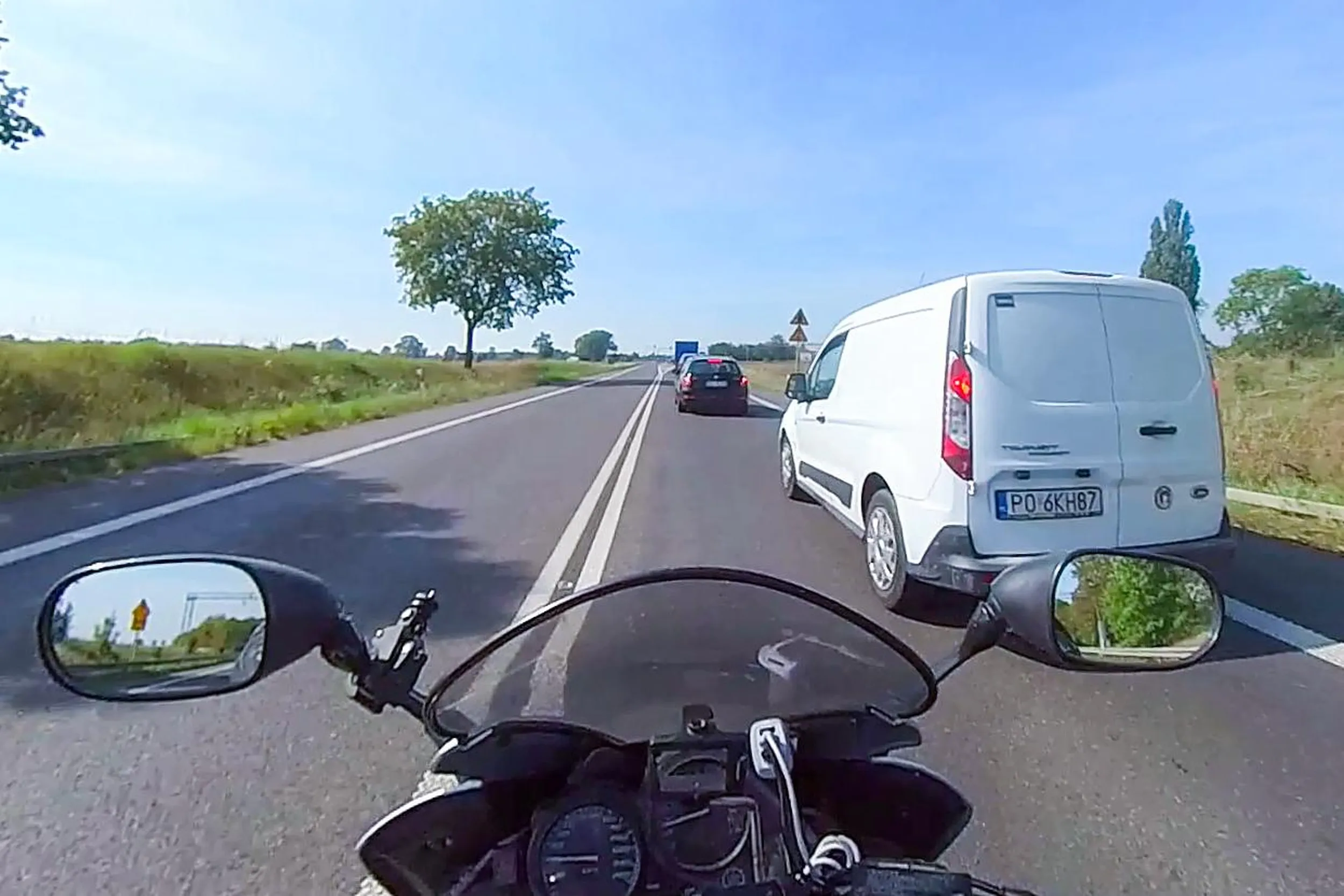 Uprzejmy kierowca względem motocyklistów - patrzy w lusterka, obserwuje drogę i robi miejsce, żeby się nam jechało sprawnie i bezpiecznie. Dziękuję i LwG!