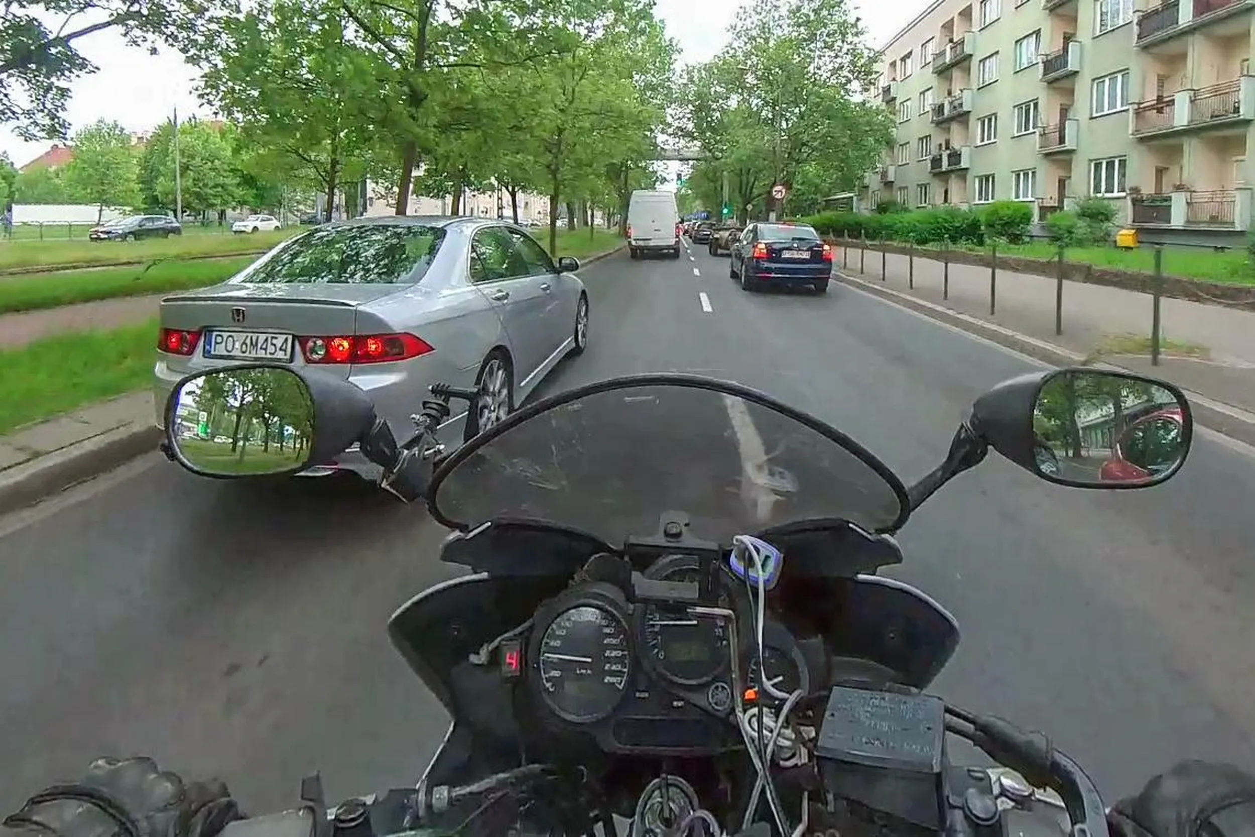 Uprzejmy kierowca względem motocyklistów - patrzy w lusterka, obserwuje drogę i robi miejsce, żeby się nam jechało sprawnie i bezpiecznie. Dziękuję i LwG!