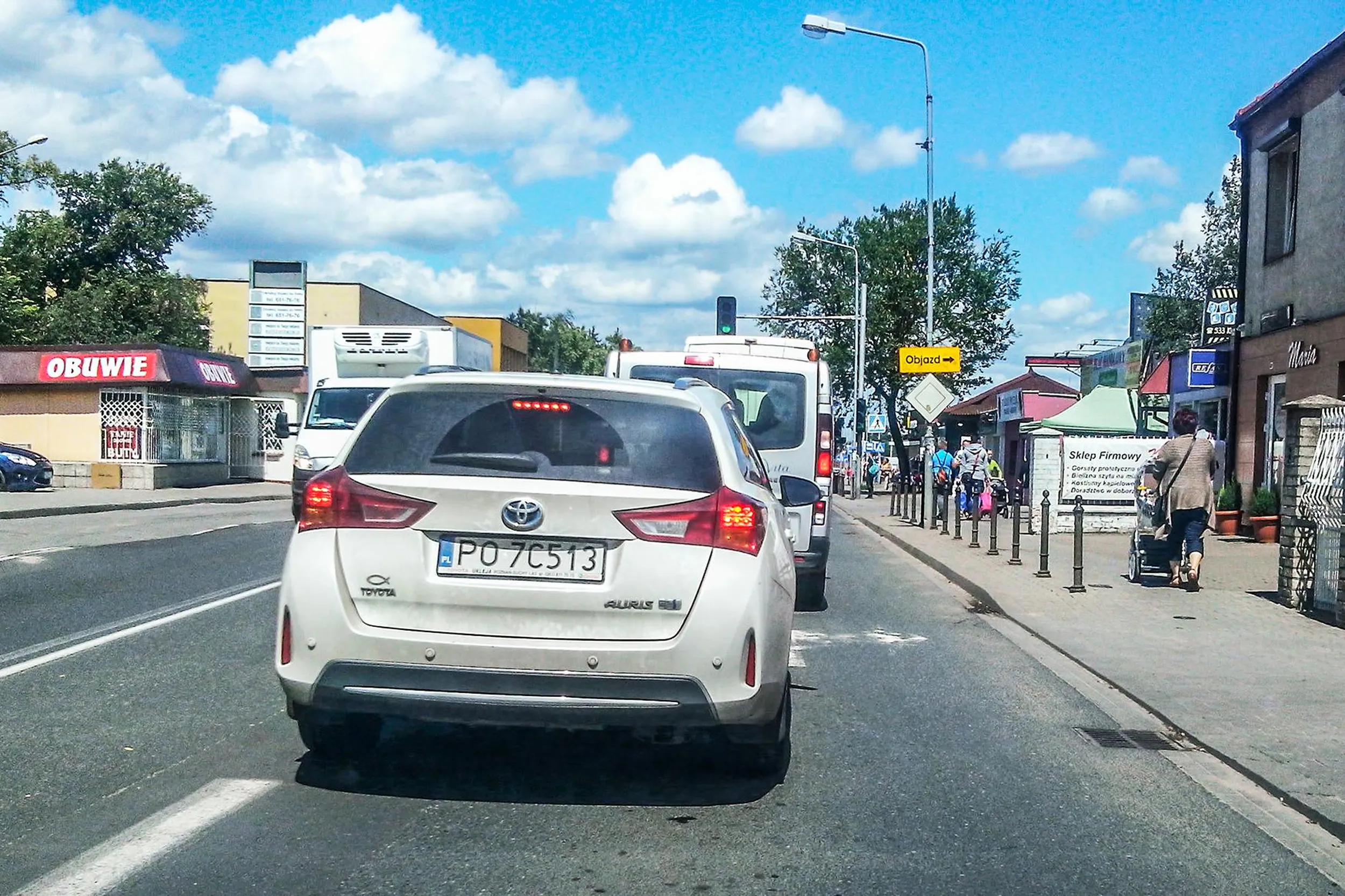 Kierowca nie zna przepisów i nie stosuje się do Art.16 pkt.4, który mówi, że: "Kierujący pojazdem jest obowiązany jechać możliwie blisko prawej krawędzi jezdni." (cyt.)