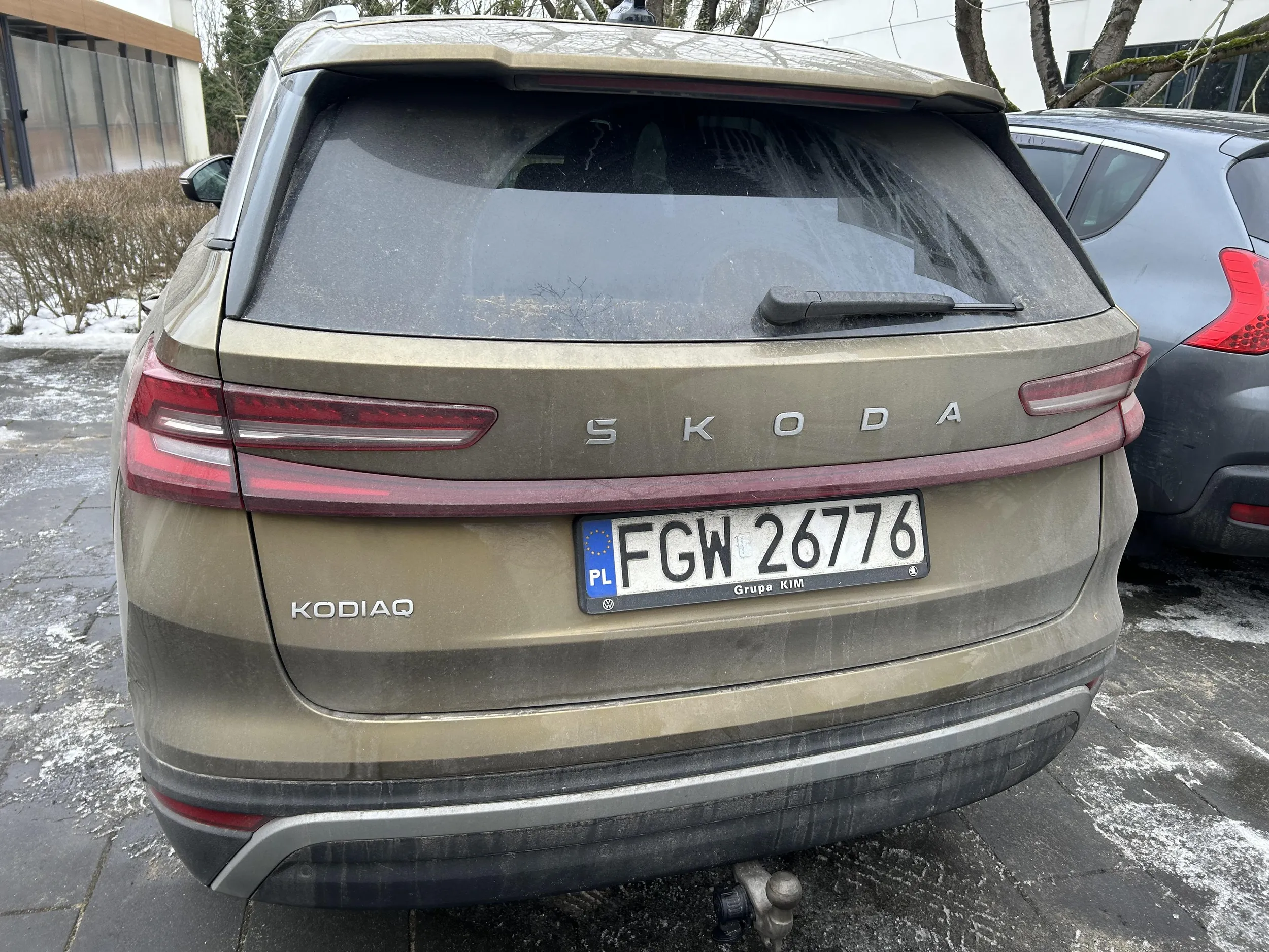 Wjeżdża na krzywy ryj na prywatny parking po trawniku