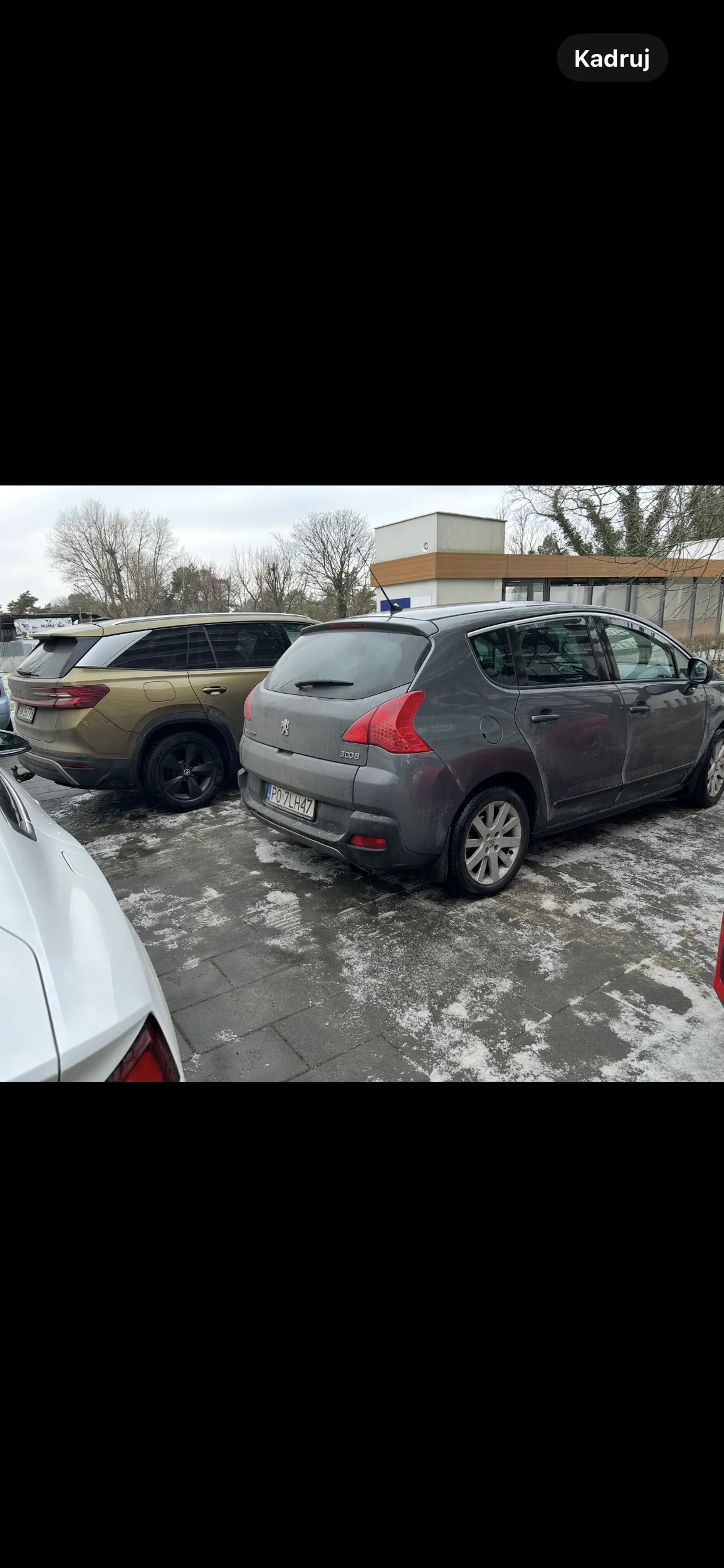 Wjeżdża na krzywy ryj na prywatny parking po trawniku