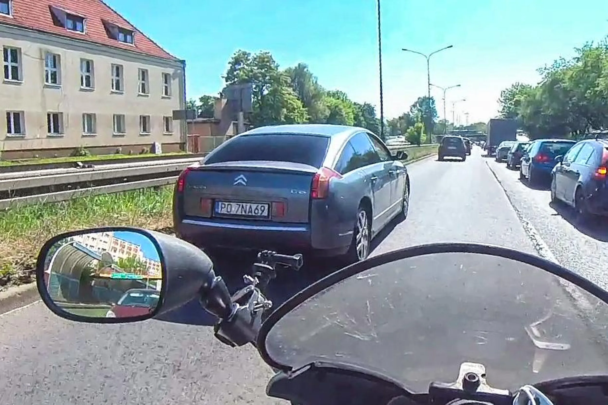 Uprzejmy kierowca względem motocyklistów - patrzy w lusterka, obserwuje drogę i robi miejsce, a nawet zwolnił, żeby się nam jechało sprawnie i bezpiecznie. Dziękuję i LwG!