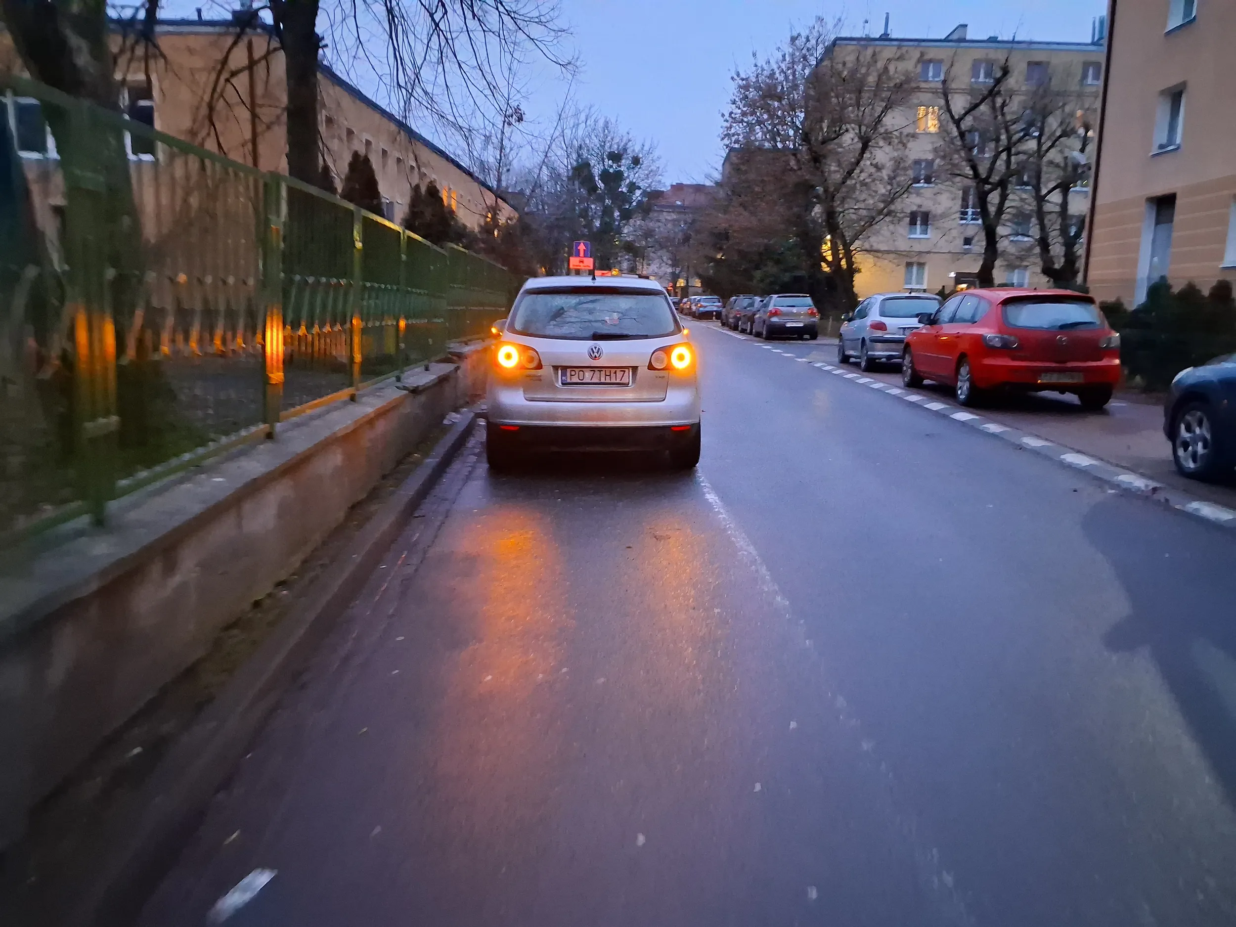 Samochód zepsuł się magicznie i ktoś go zostawił z włączonym silnikiem