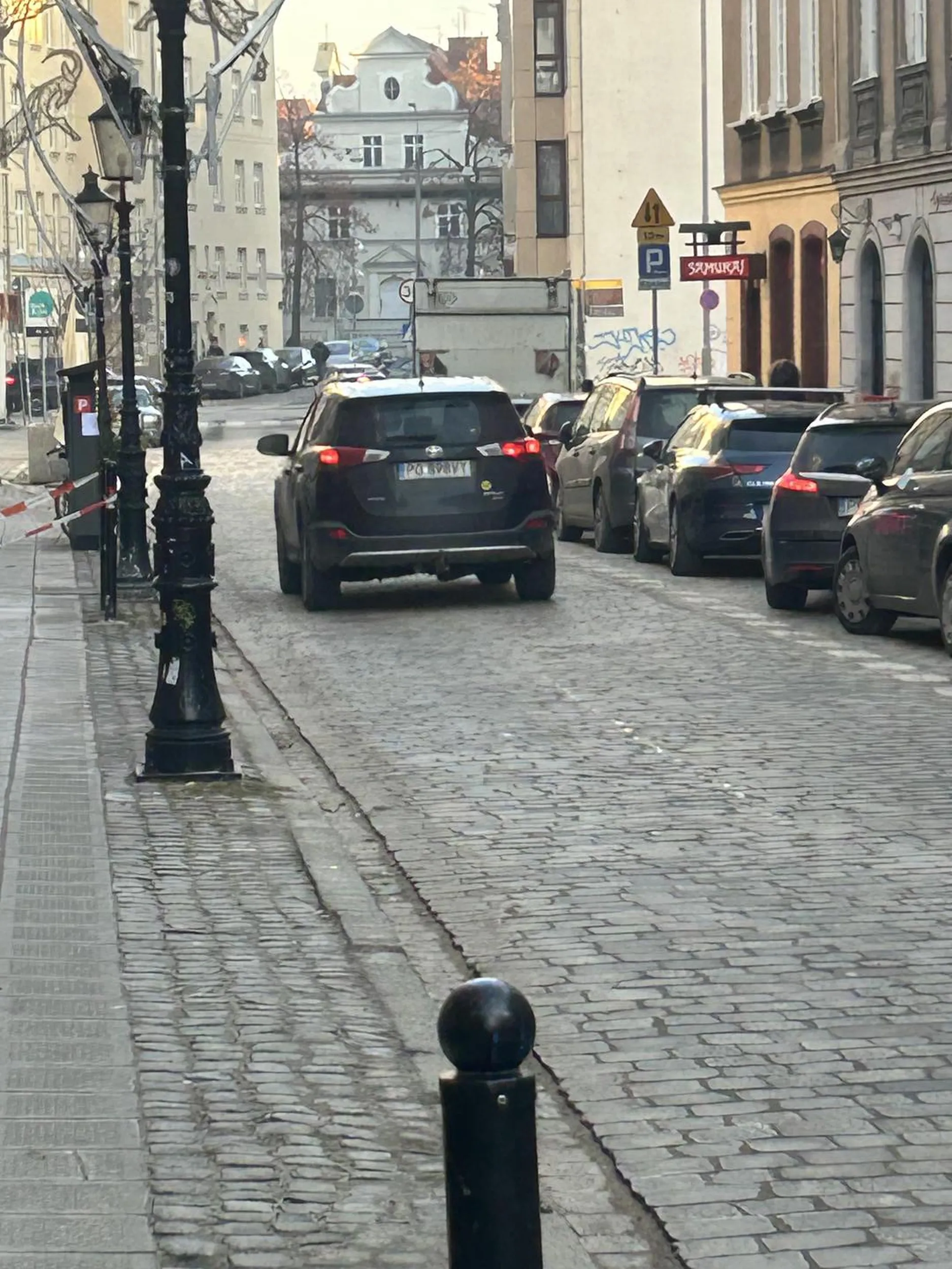 Na ulicy Klasztorna Poznań prawie przejechała starszą Panią z laską na przejściu dla pieszych. Potem wcisnęła gaz tak że trudno było ją złapać nawet na zdjęciu. Wstyd