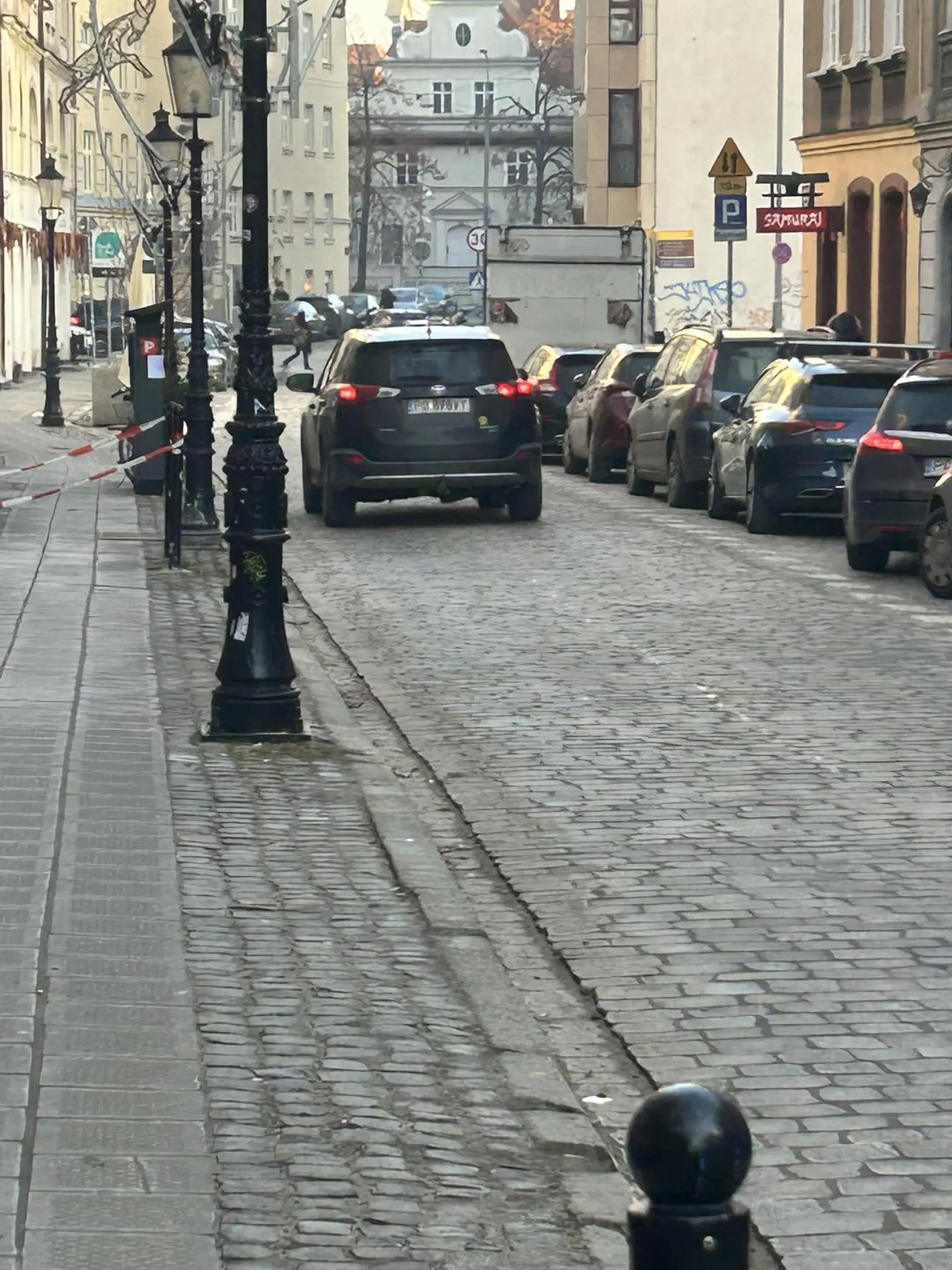 Na ulicy Klasztorna Poznań prawie przejechała starszą Panią z laską na przejściu dla pieszych. Potem wcisnęła gaz tak że trudno było ją złapać nawet na zdjęciu. Wstyd