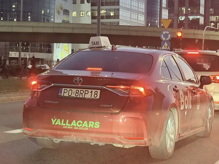 Niewydarzony taksówkarz wymusza pierwszeństwo omal nie doprowadzając do kolizji. „Kierowca zawodowy”…