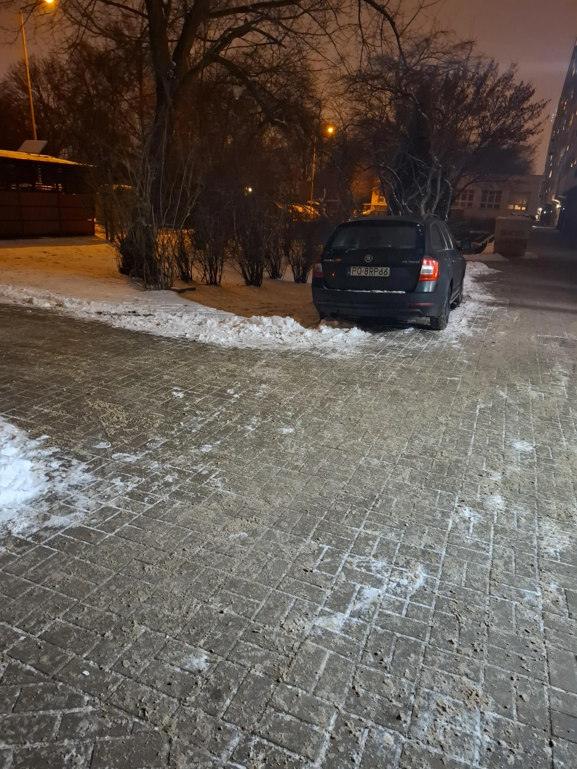 Notorycznie parkuje przed samą klatką od bloku, jeździ po chodniku i niszczy zieleń