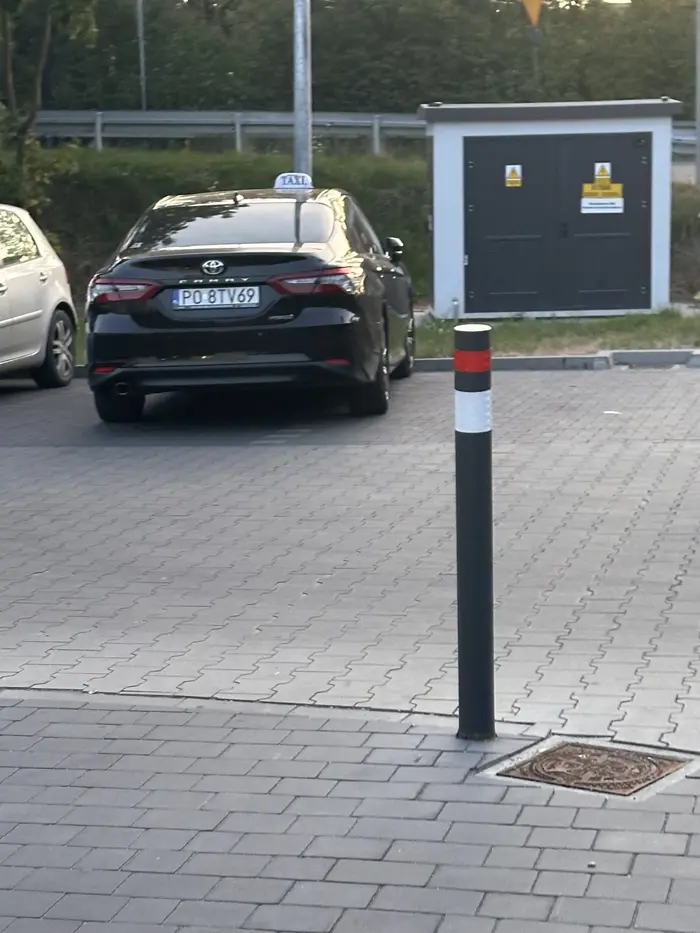 Jeździ taxi staje po skosie na dwóch miejscach i czuję się bezkarny. Jak tak jeździ jak parkuje to chyba wolałbym zrezygnować z takiej taxi w obirnikach