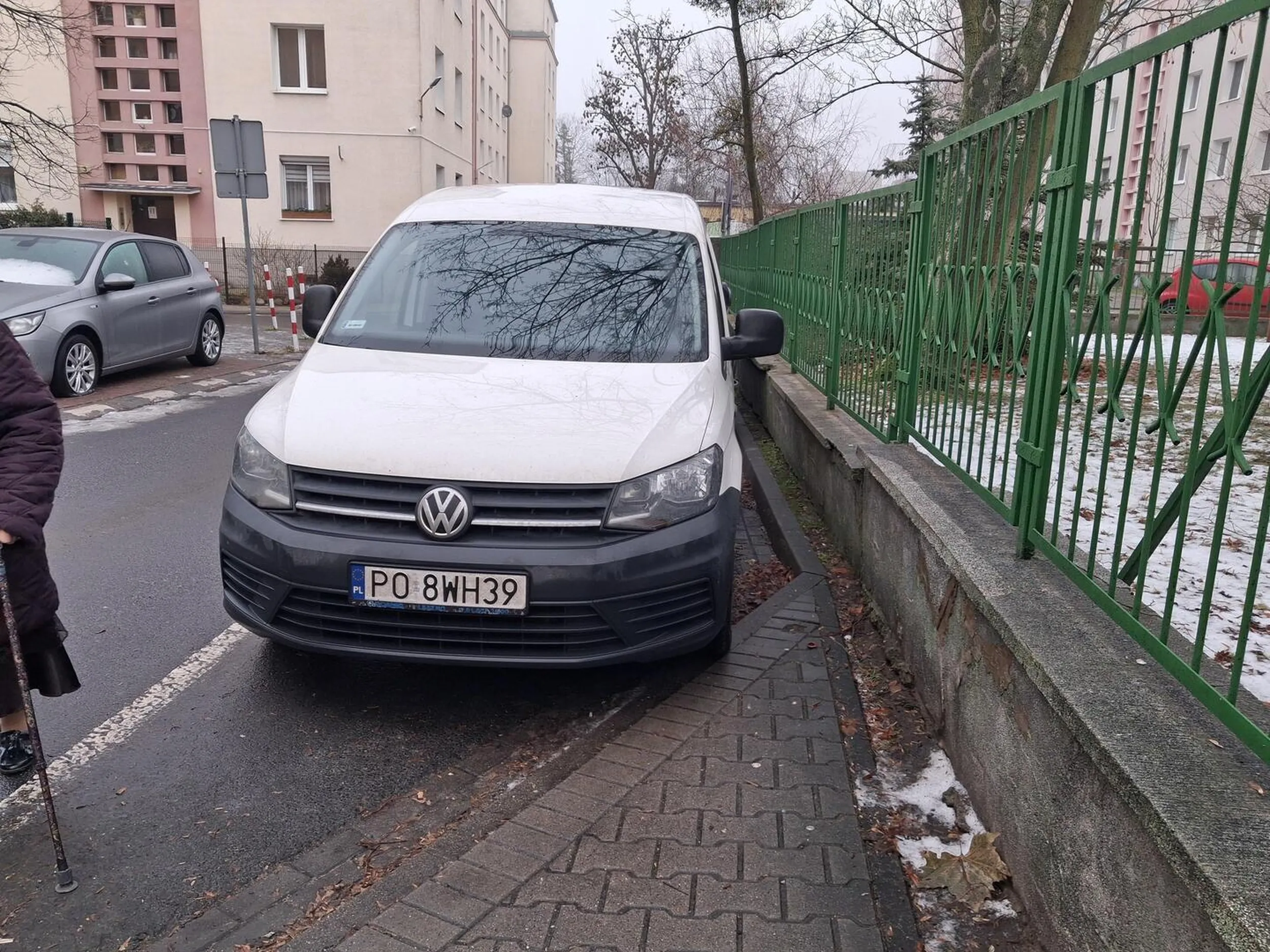 Kierowca blokuje przejście dla pieszych stojąc na zakazie zmuszając pieszych do przejścia ulicą