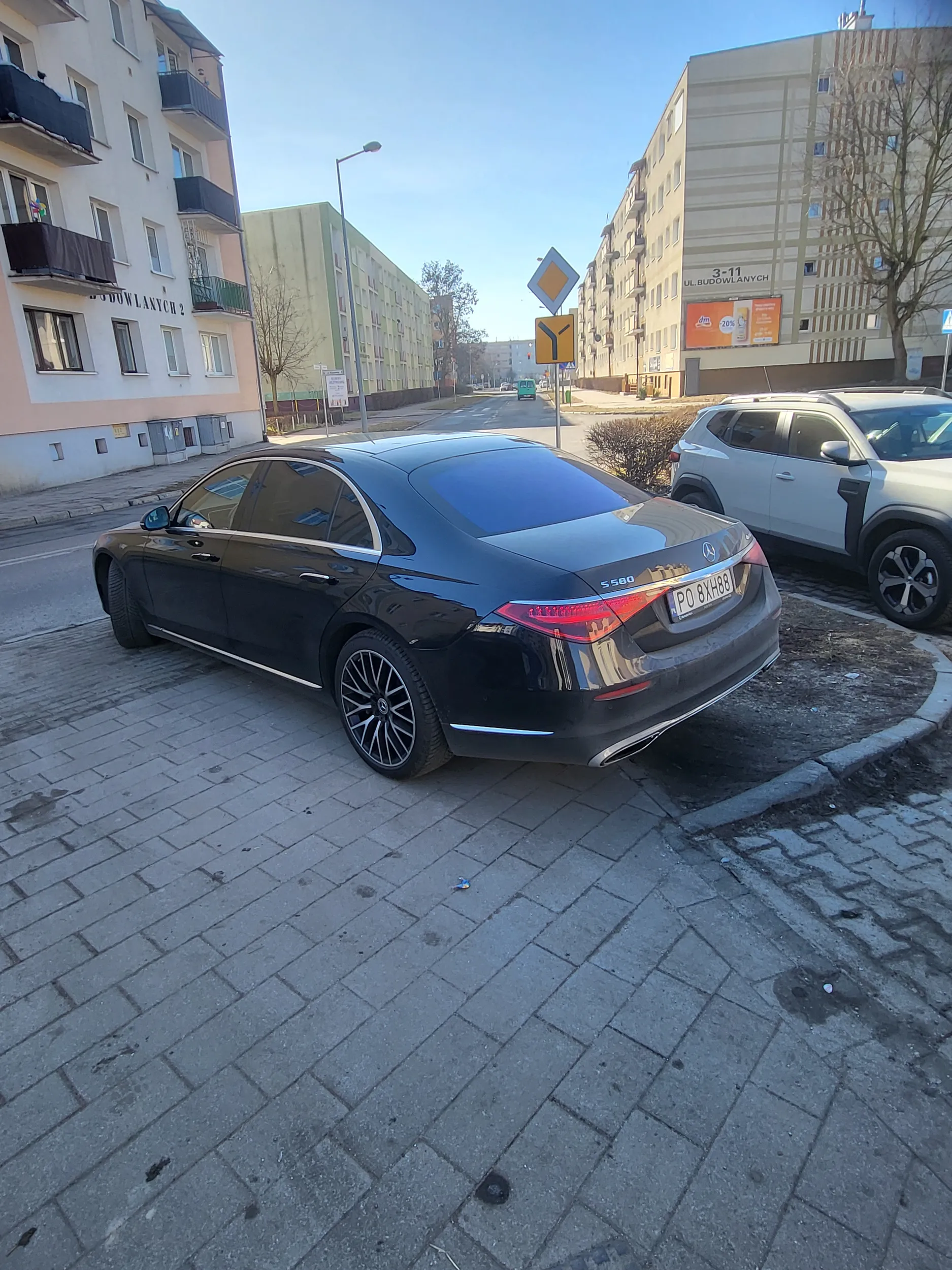 Kierowca tego mercedesa zaparkował na chodniku w taki sposób, że zablokował chodnik i ludzie musieli przechodzić ulicą. Kierowca jeszcze się kłócił, że jak się przejdzie ulicą to nic się nie stanie umniejszając powagę sytuacji. Sprawa została zgłoszona do straży miejskiej.