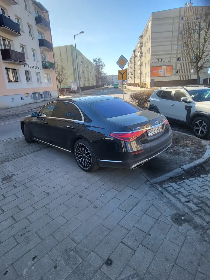 Kierowca tego mercedesa zaparkował na chodniku w taki sposób, że zablokował chodnik i ludzie musieli przechodzić ulicą. Kierowca jeszcze się kłócił, że jak się przejdzie ulicą to nic się nie stanie umniejszając powagę sytuacji. Sprawa została zgłoszona do straży miejskiej.