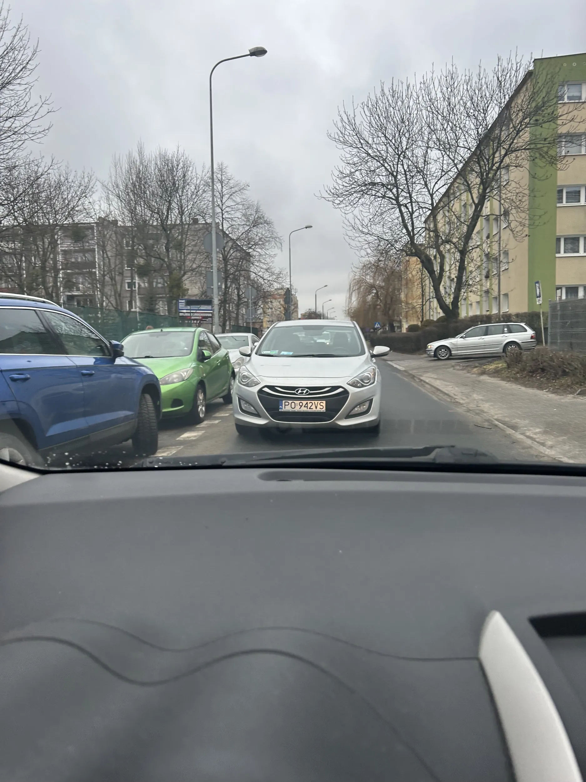 Wymusiła pierwszeństwo wymijając zaparkowane auta, zatrzymała się, wysiadła z auta i je zamknęła całkowicie blokując drogę. Wróciła i zwyzywała mówiąc że ma ponad 80 lat i z tego względu powinna mieć zawsze pierwszeństwo na drodze. To chyba już raczej czas na pożegnanie się z prawem jazdy.