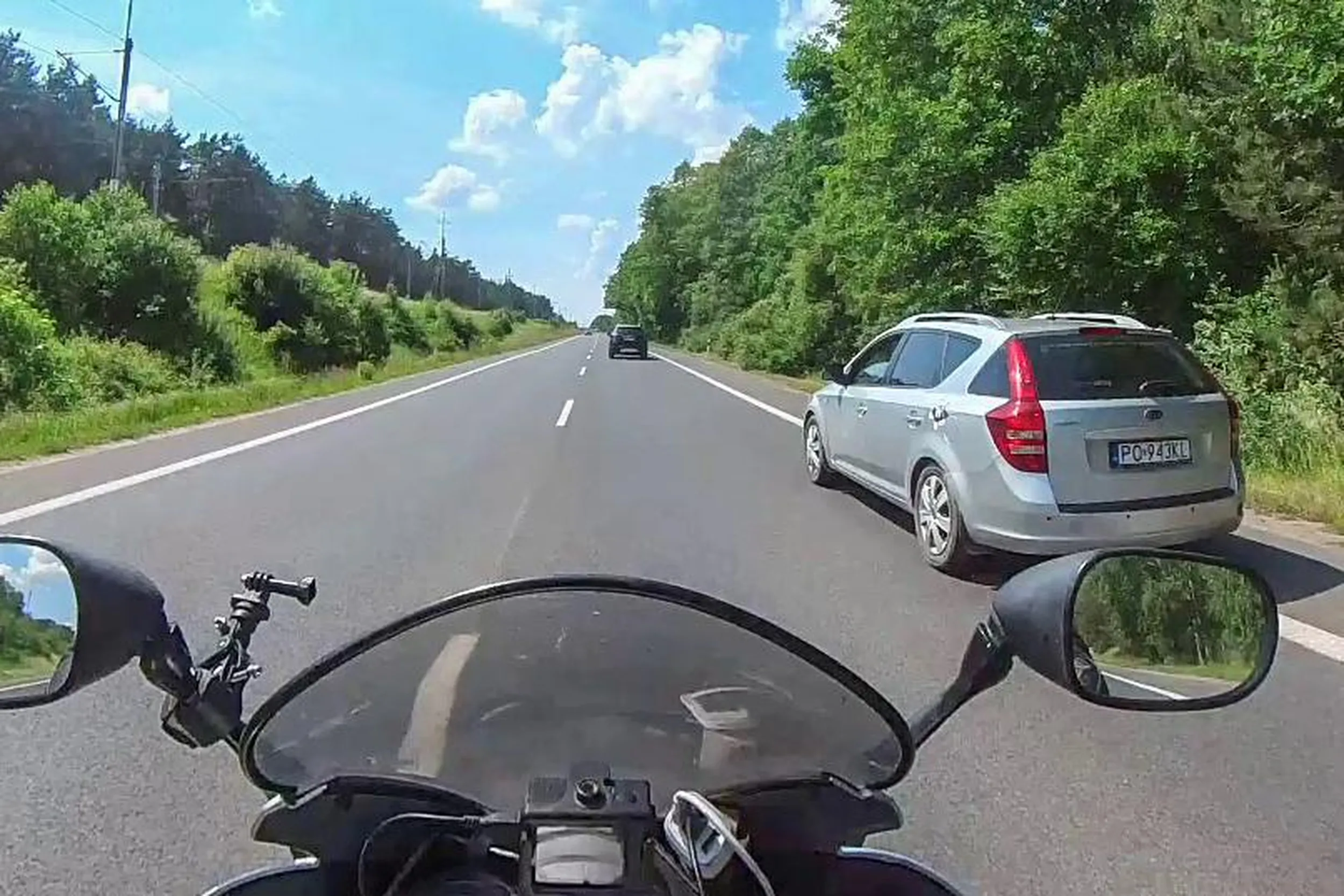 Bardzo uprzejmy kierowca względem motocyklistów - robi miejsce na drodze, żeby się nam jechało sprawnie i bezpiecznie. Dziękuję i LwG!