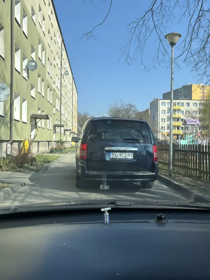 stoi wielkim szrotem, przejechać się nie da - po użyciu klaksonu przeklina i wrzeszczy przy małym dziecku