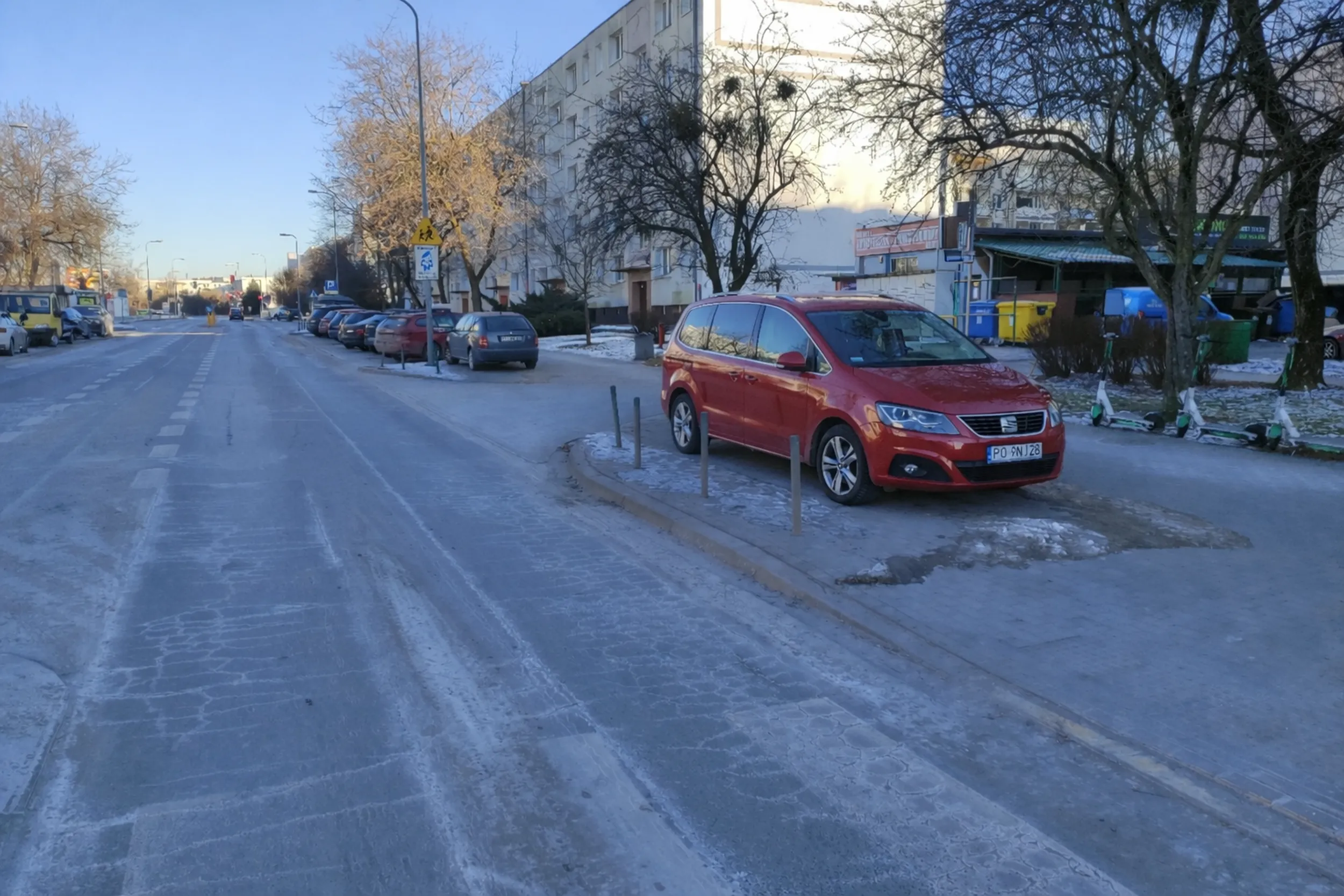 Parkowanie w odległości mniejszej niż 10 m od przejścia + parkowanie za słupkami (wjazd wzdłuż po chodniku).