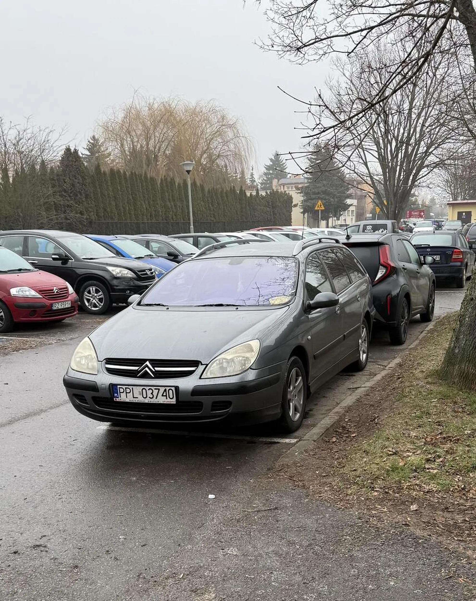 Kierowca tego pojazdu z impetem wjechał w drugie auto po czym wysiadł i się odgrażał
