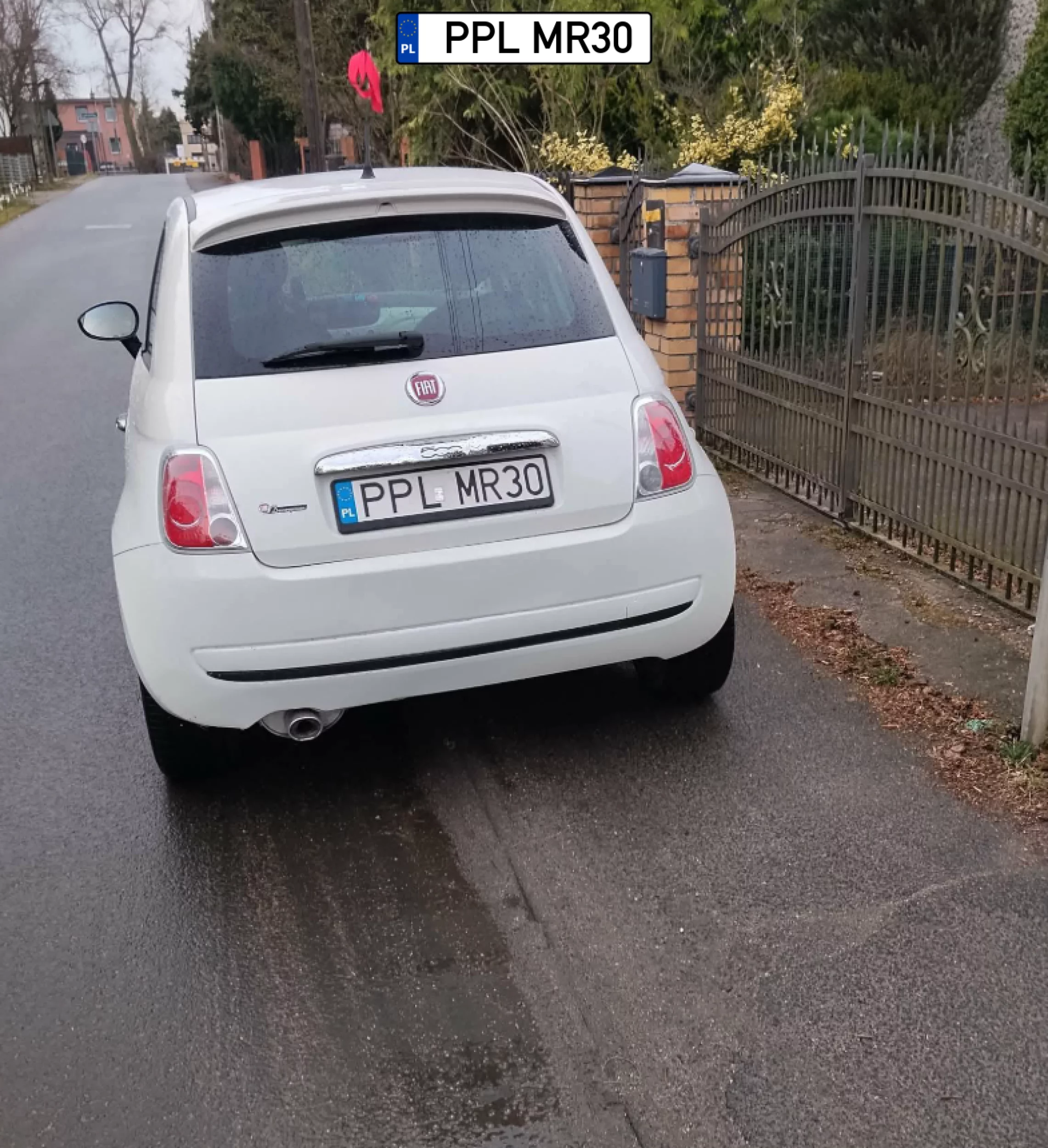 Tak staje oszołom na chodniku i do tego w bramie. Poznań Wola ul. NIEMENSKA 5